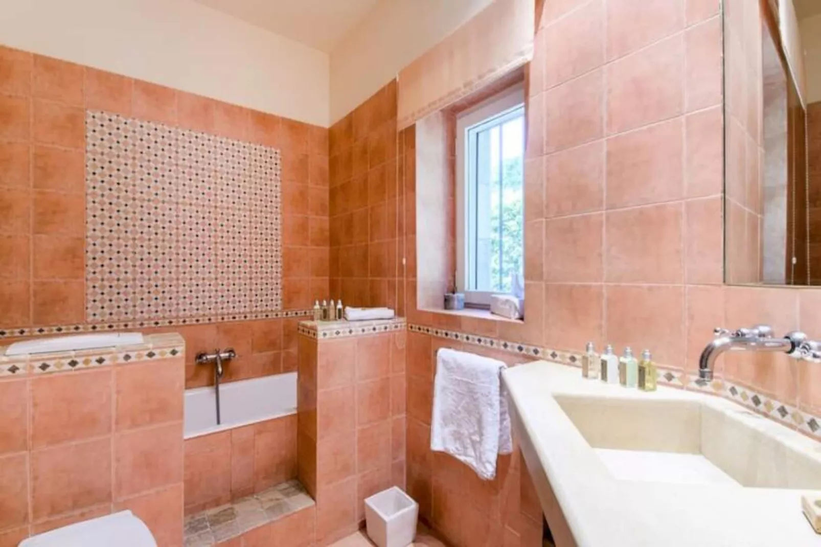 Mas Des Papillons, Gordes-Image-tags.