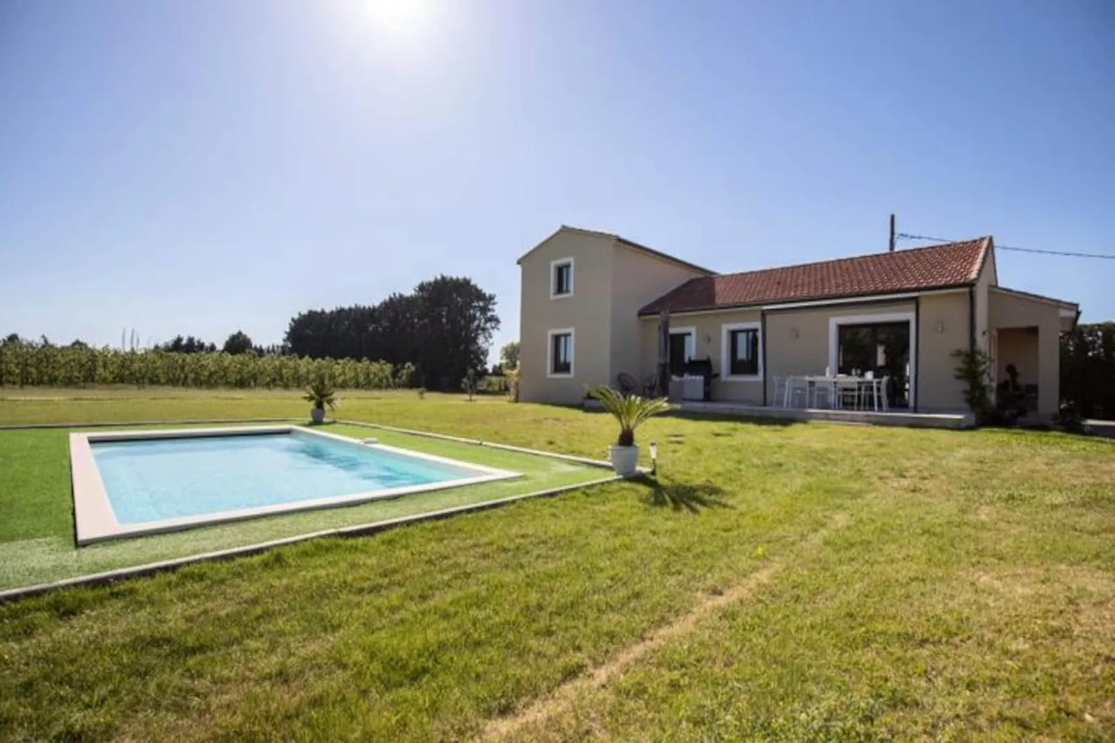 Maison Contemporaine - Grand Jardin Et Piscine Priv&eacute;e-Image-tags.