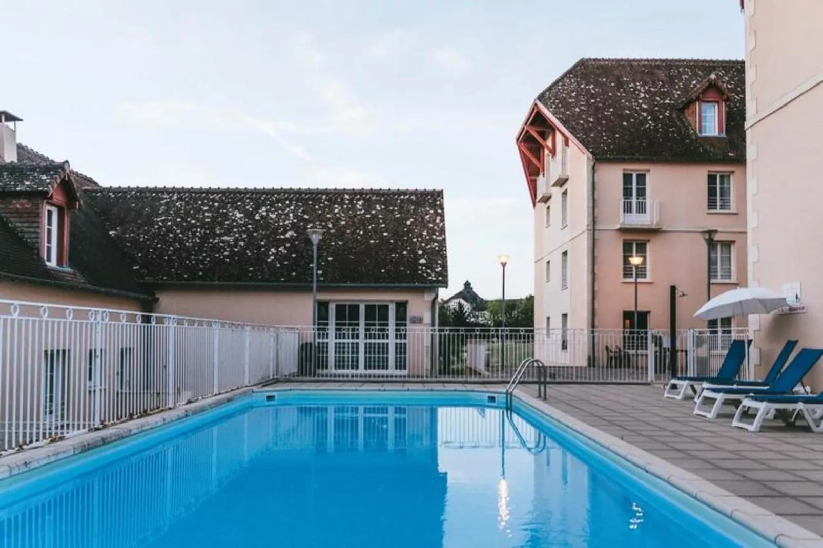 Appart'Hotel La Roche-Posay - Buitenkant zomer