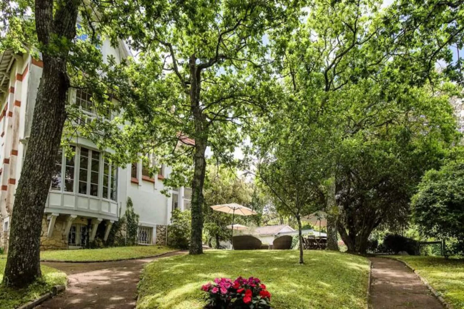 Villa  Arcachonnaise Spacieuse Au Style Authentique Proche De La Plage-Image-tags.