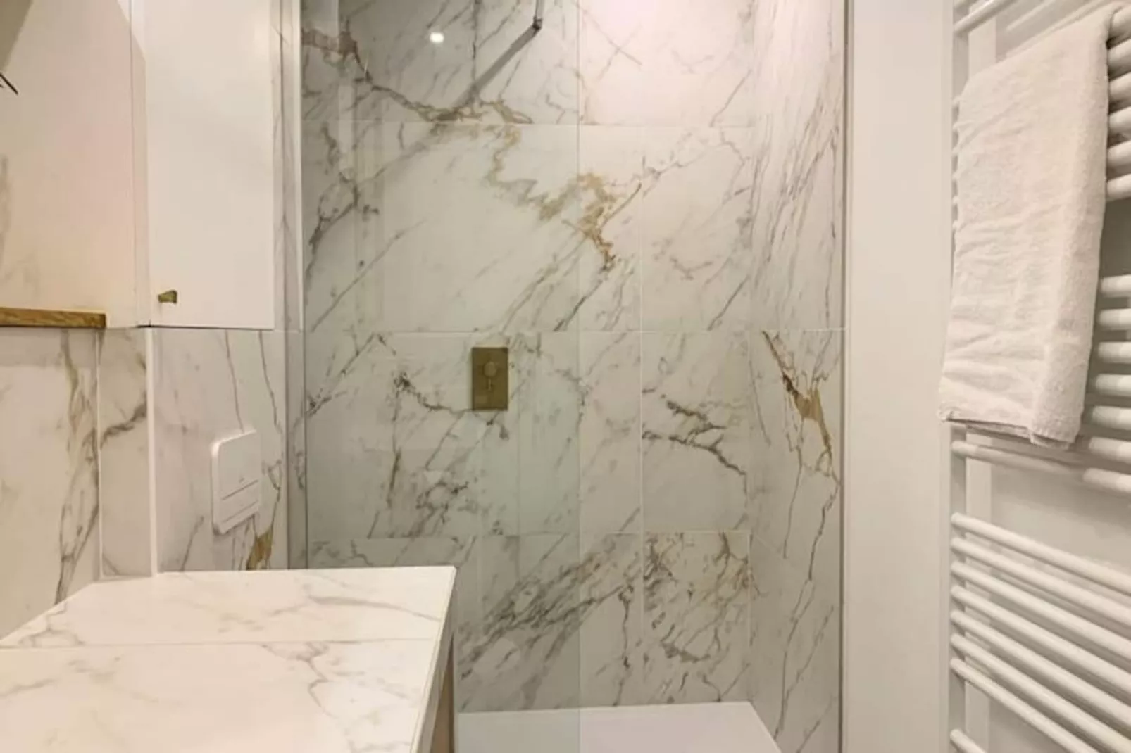 Les Toits De Sainte Ursule-Image-tags.