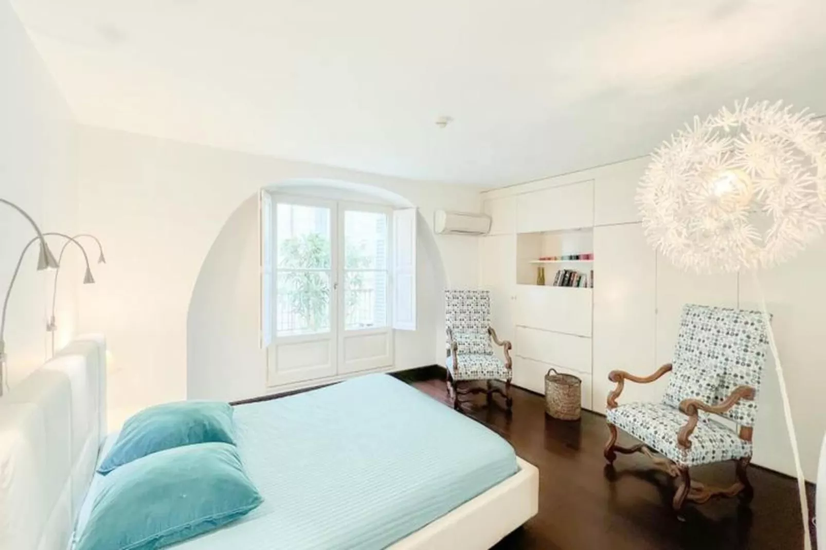 Appartement De Haut Standing Authentique Situ&eacute; Au Coeur Du Triangle D'or-Buitenkant zomer