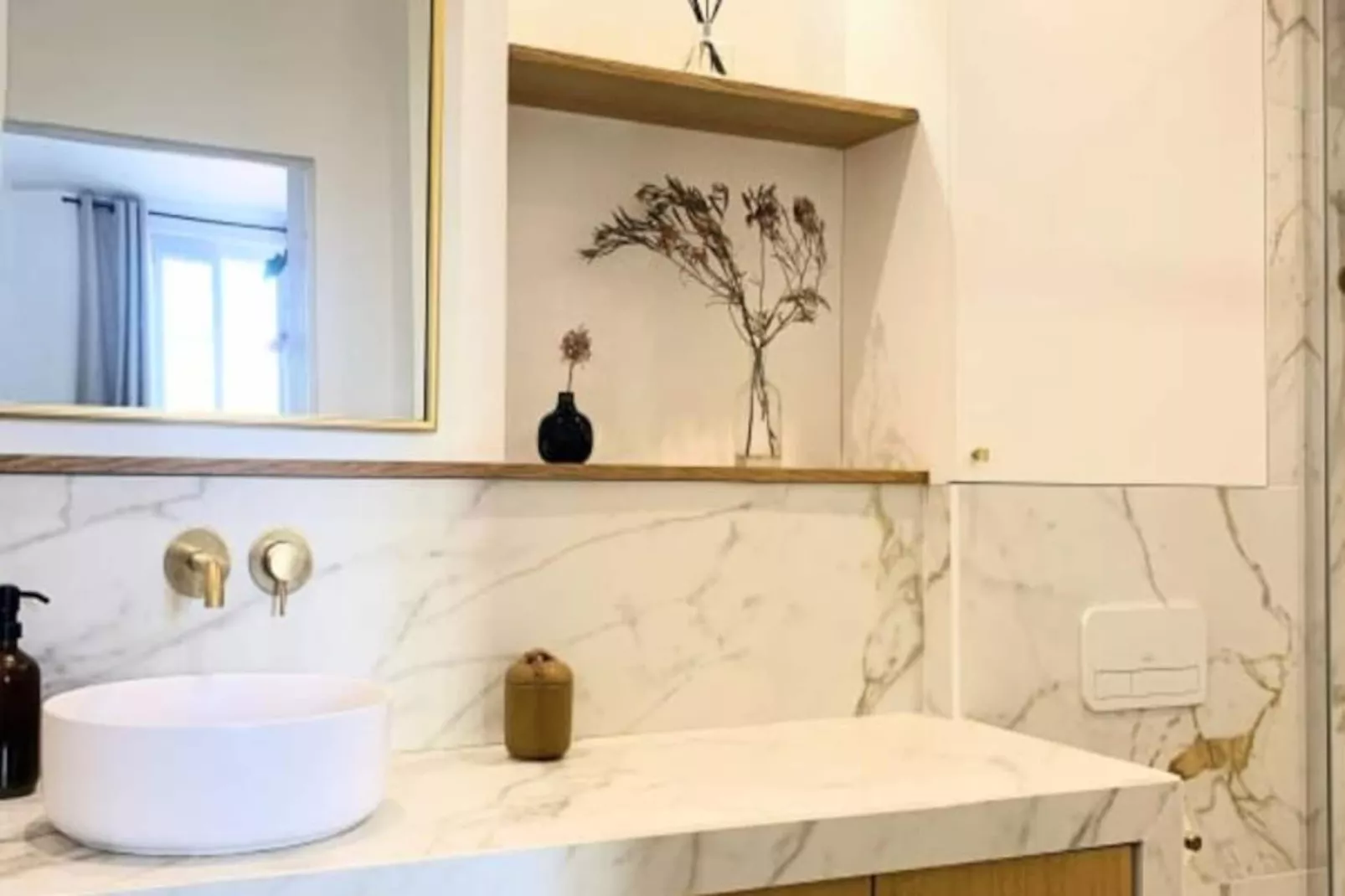 Les Toits De Sainte Ursule-Image-tags.