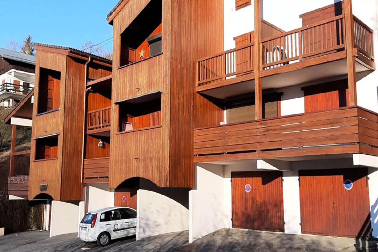 Résidence Les Loges-Buitenkant zomer