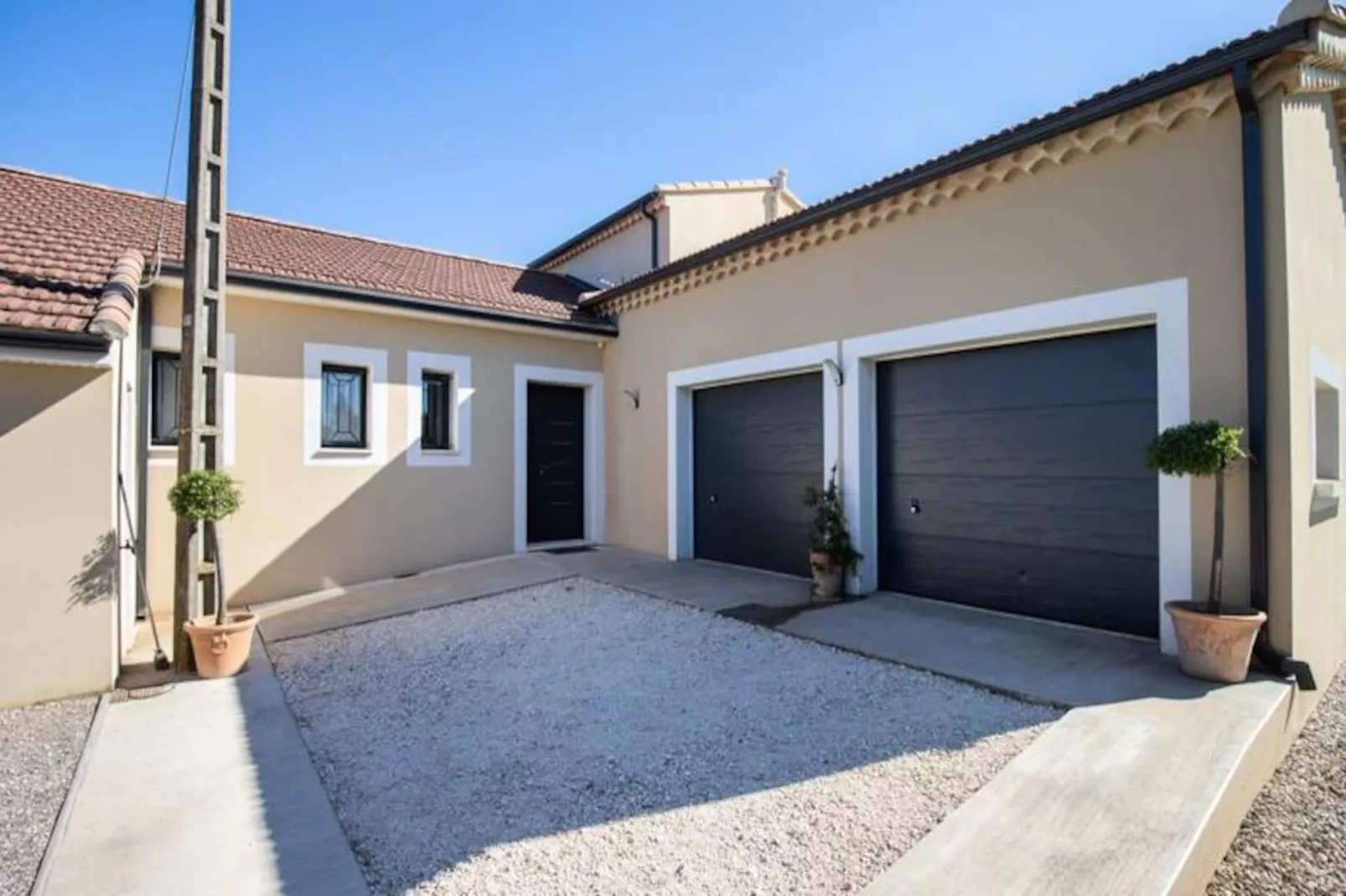 Maison Contemporaine - Grand Jardin Et Piscine Priv&eacute;e-Image-tags.