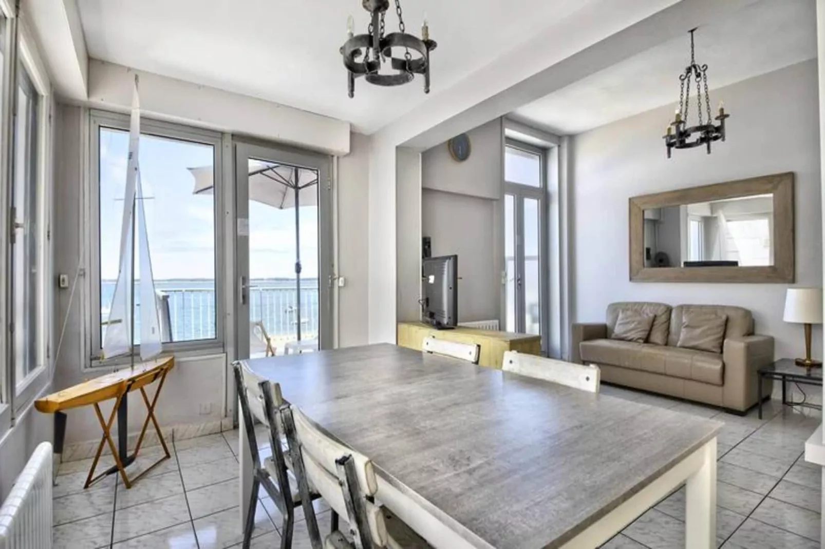 Résidence La Roseraie-Buitenkant zomer