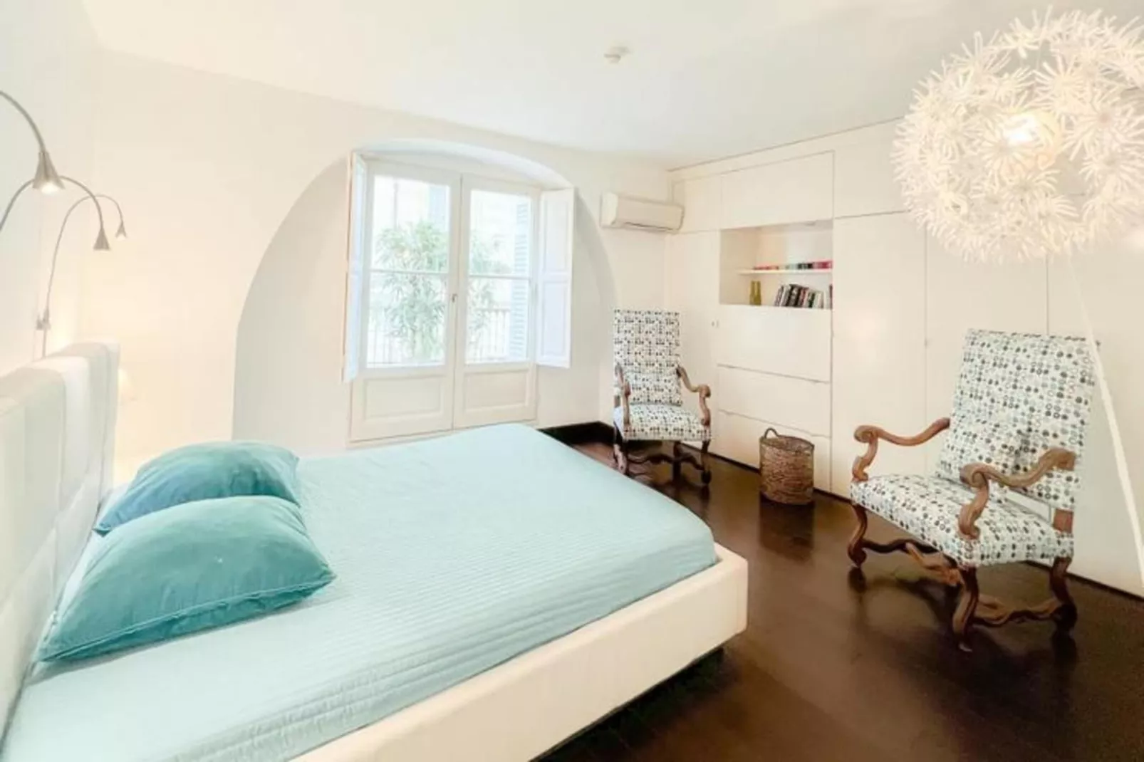 Appartement De Haut Standing Authentique Situ&eacute; Au Coeur Du Triangle D'or-Buitenkant zomer