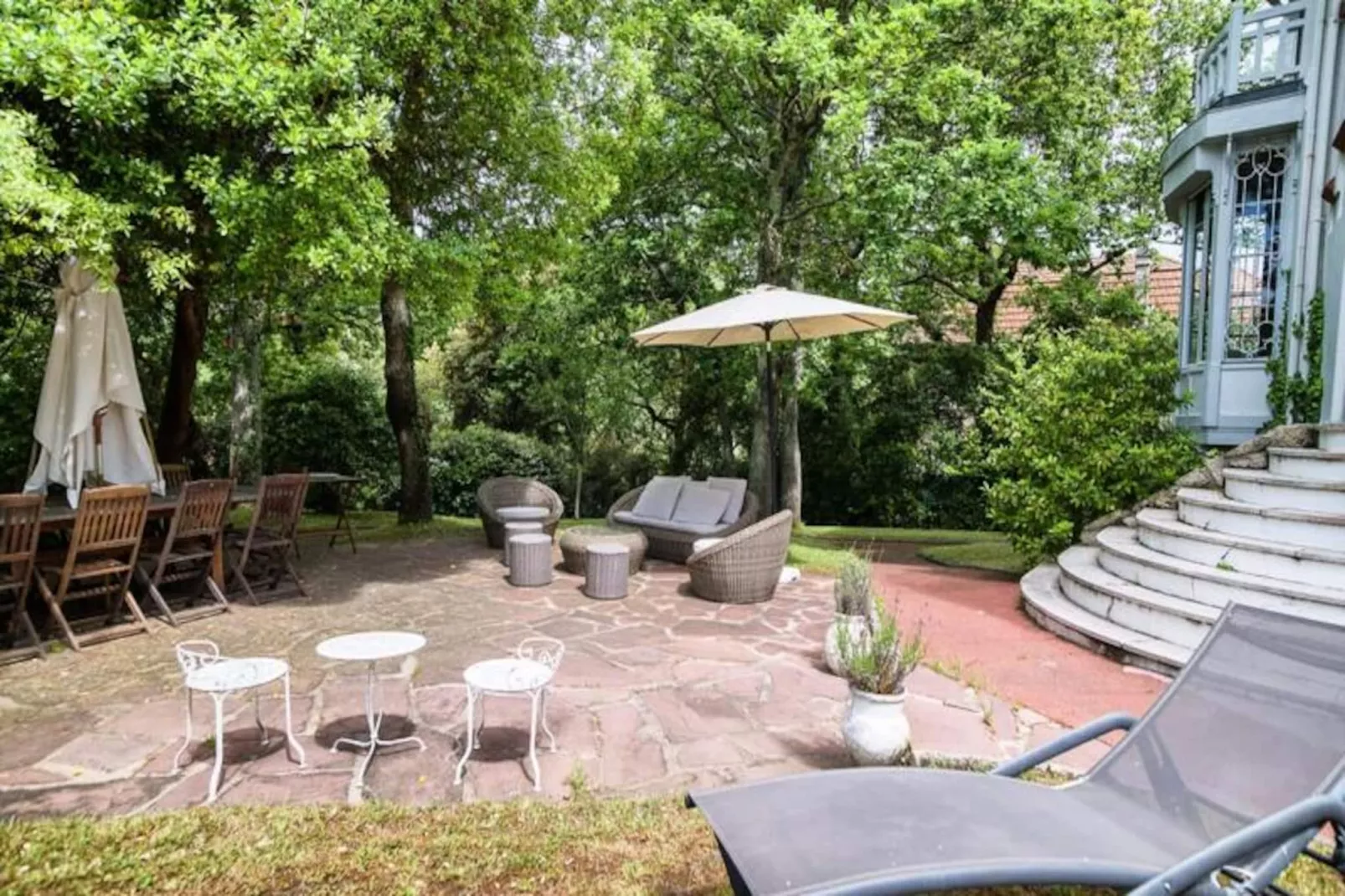 Villa  Arcachonnaise Spacieuse Au Style Authentique Proche De La Plage-Image-tags.