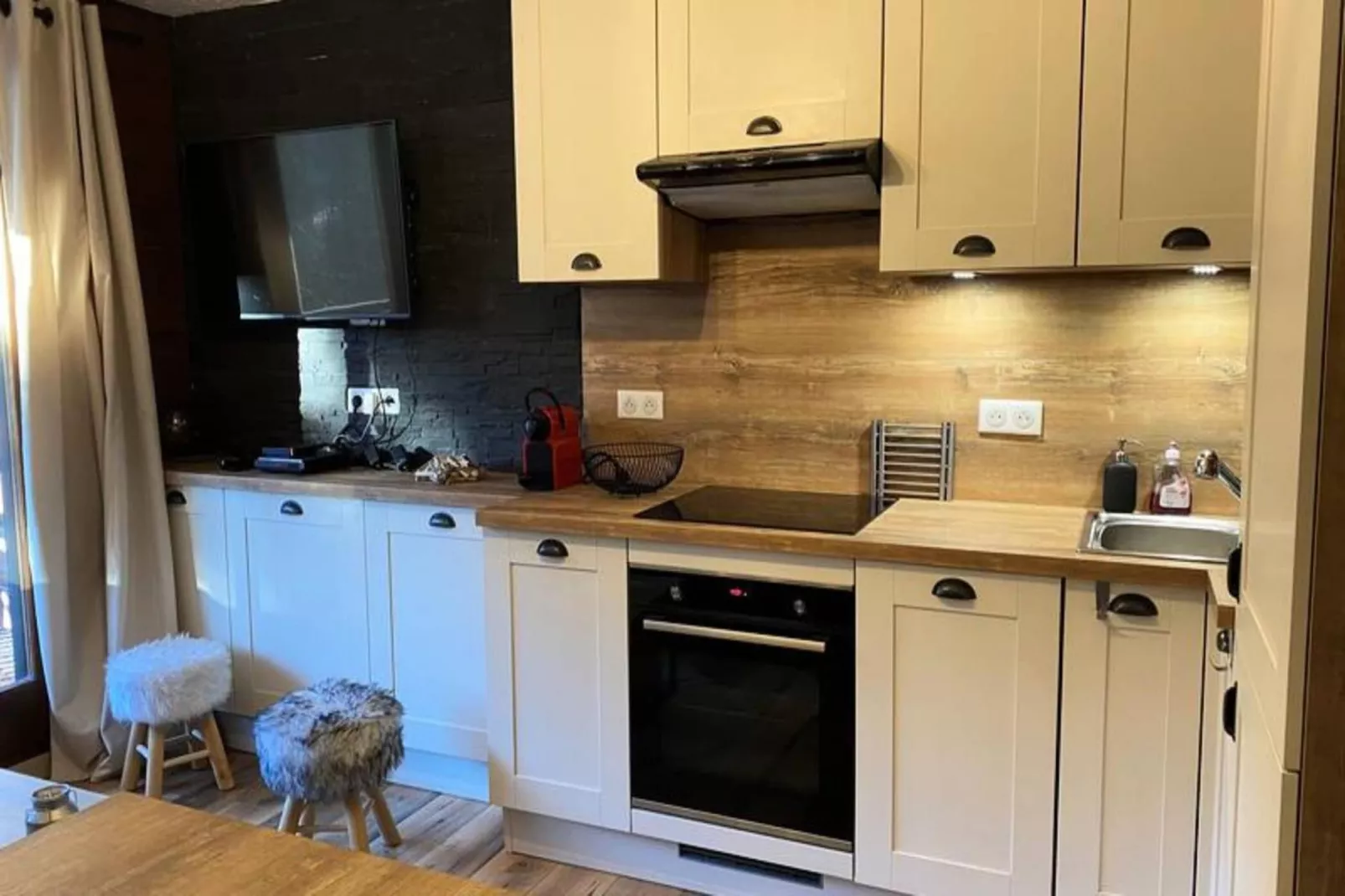 Résidence Les Perthuis-Buitenkant zomer