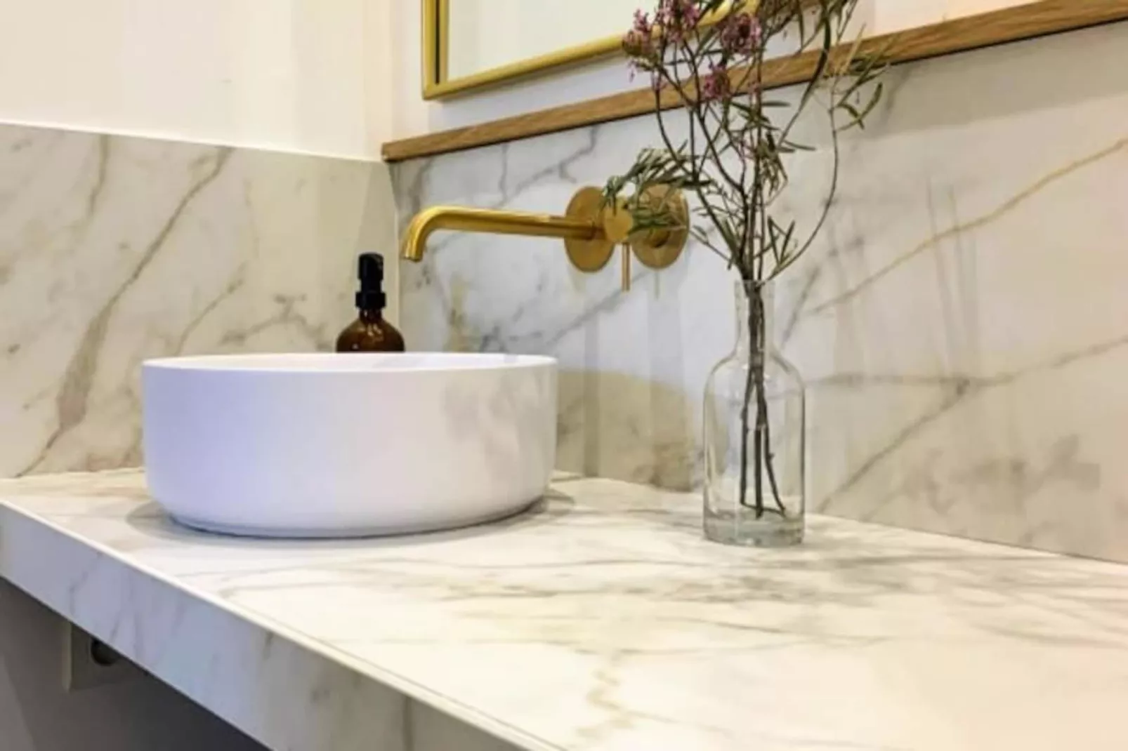 Les Toits De Sainte Ursule-Image-tags.