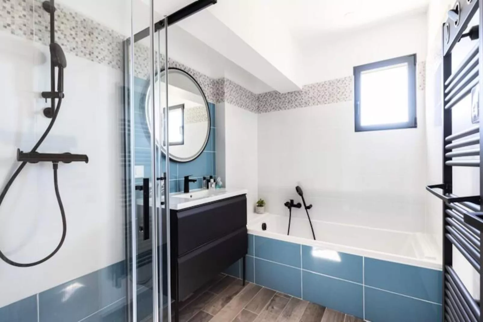 Maison Contemporaine - Grand Jardin Et Piscine Priv&eacute;e-Image-tags.