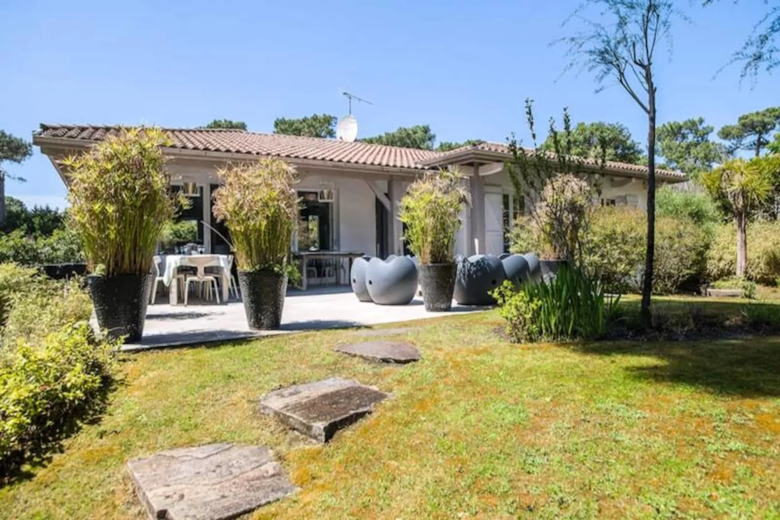 Superbe Villa Calme Avec Piscine Chauff&eacute;e Et Jacuzzi &agrave; 300 M De La Plage-Image-tags.