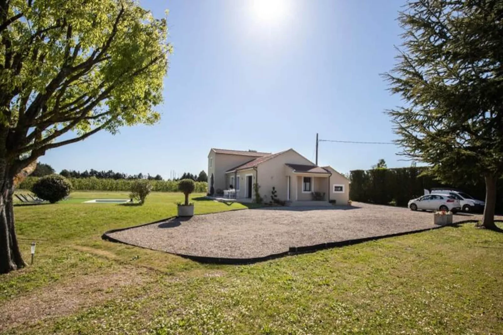 Maison Contemporaine - Grand Jardin Et Piscine Priv&eacute;e-Image-tags.