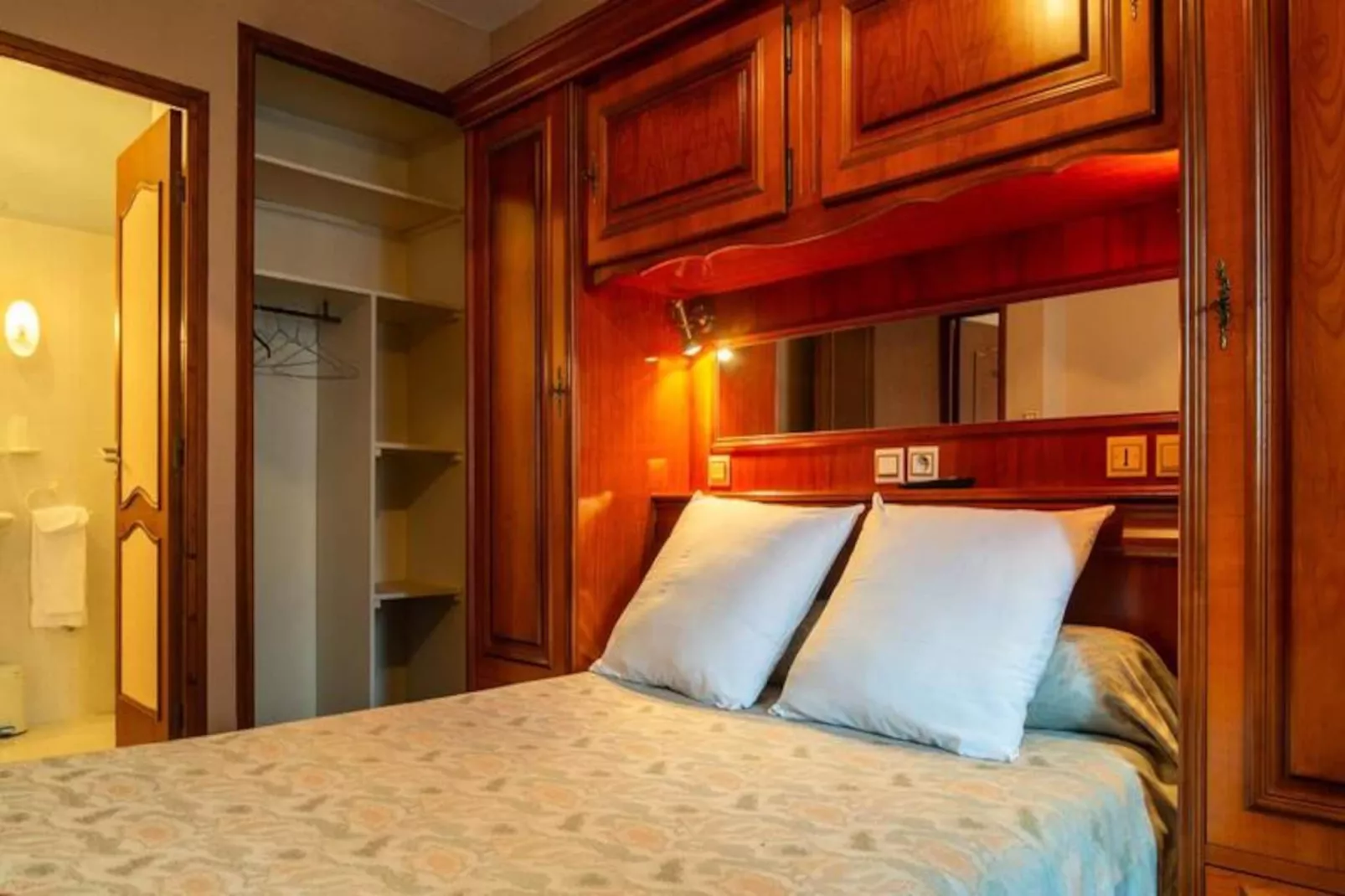 Gîte de France Bon aubrac pour 12 personnes 2 épis-Image-tags.