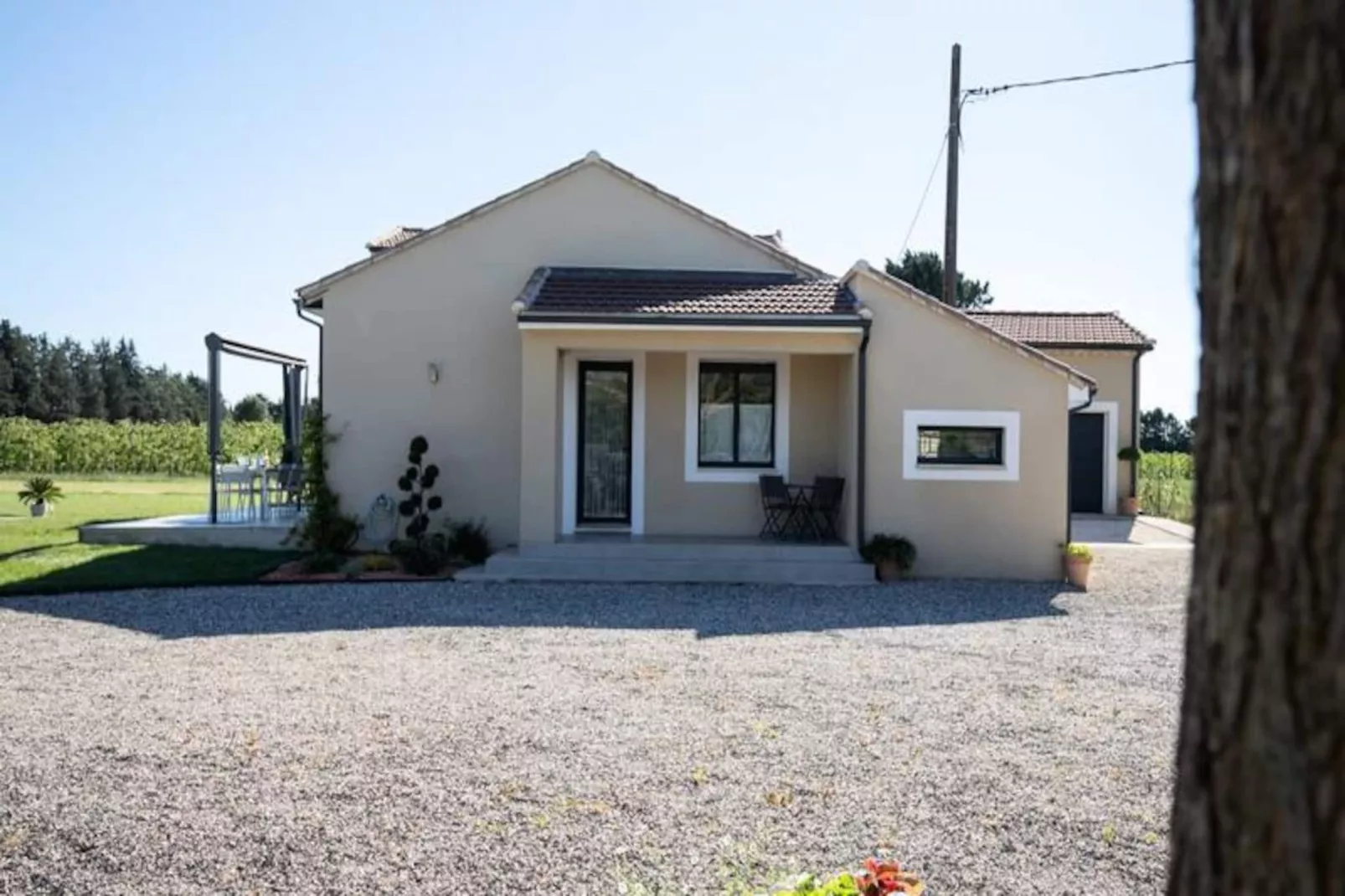 Maison Contemporaine - Grand Jardin Et Piscine Priv&eacute;e-Image-tags.