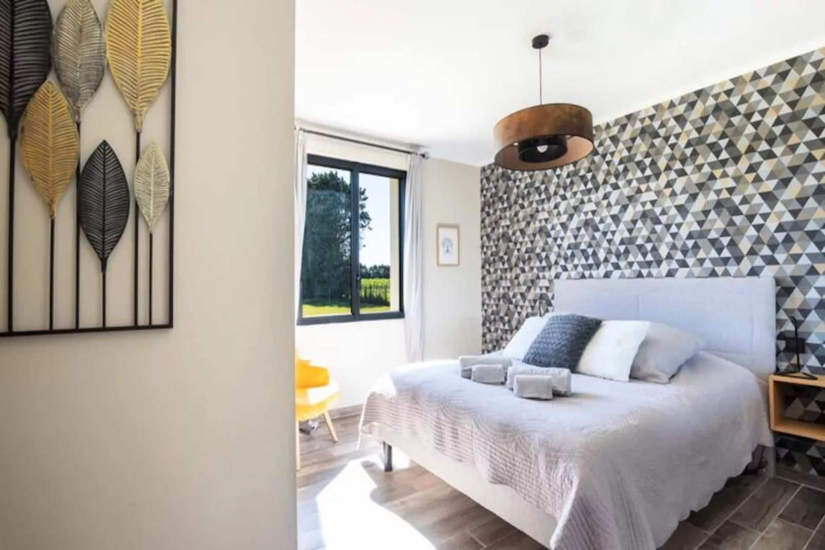 Maison Contemporaine - Grand Jardin Et Piscine Priv&eacute;e-Image-tags.