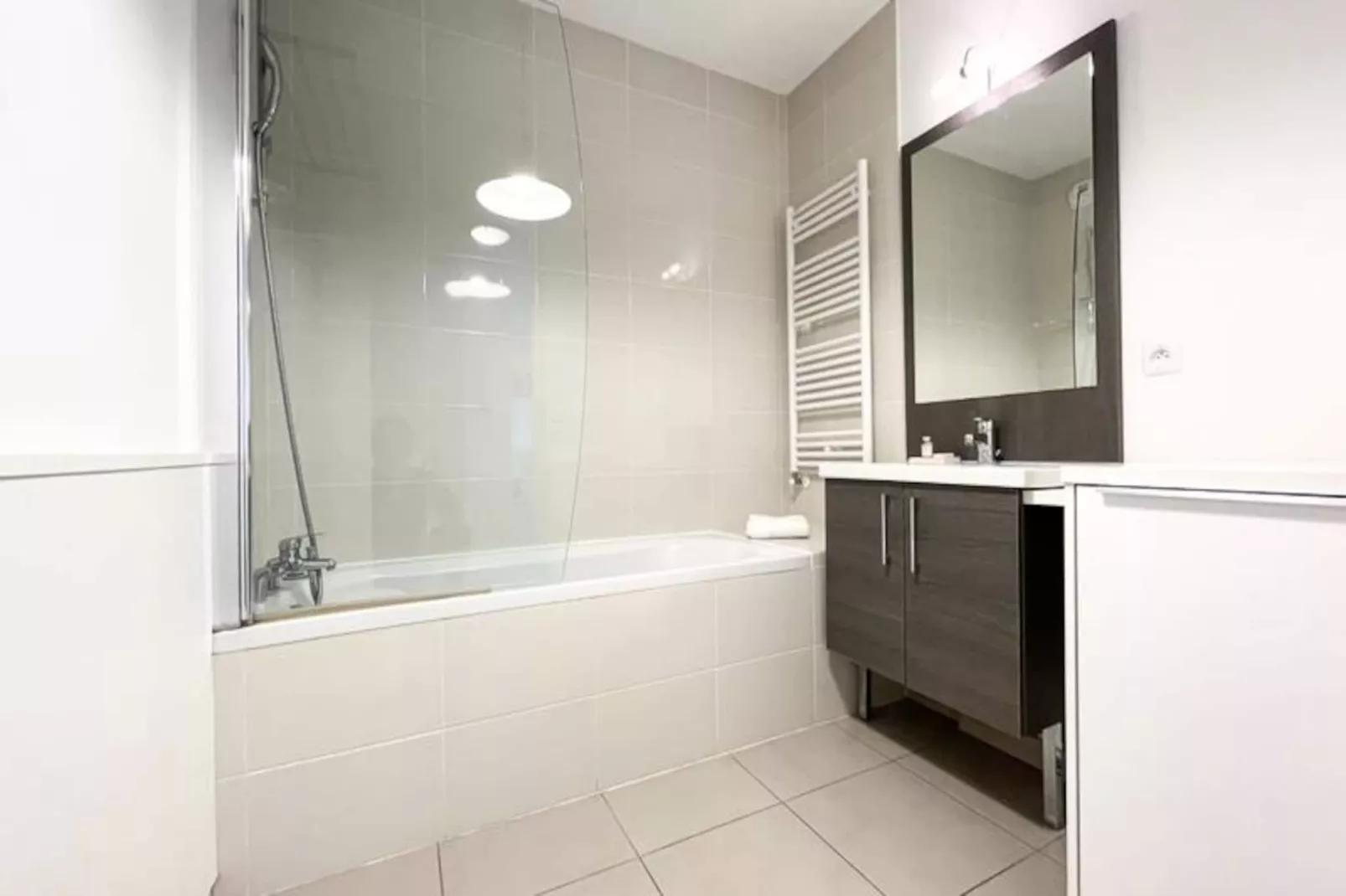 Appartement Rayonnant Et Moderne Tr&egrave;s Bien Situ&eacute;, Proche De La Cit&eacute; Du Vin-Image-tags.