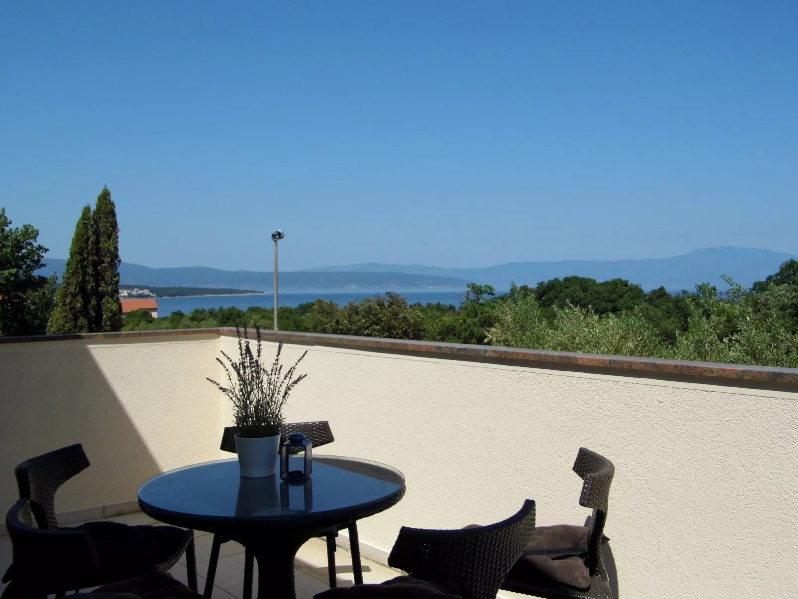 Mit Blick auf das Wasser