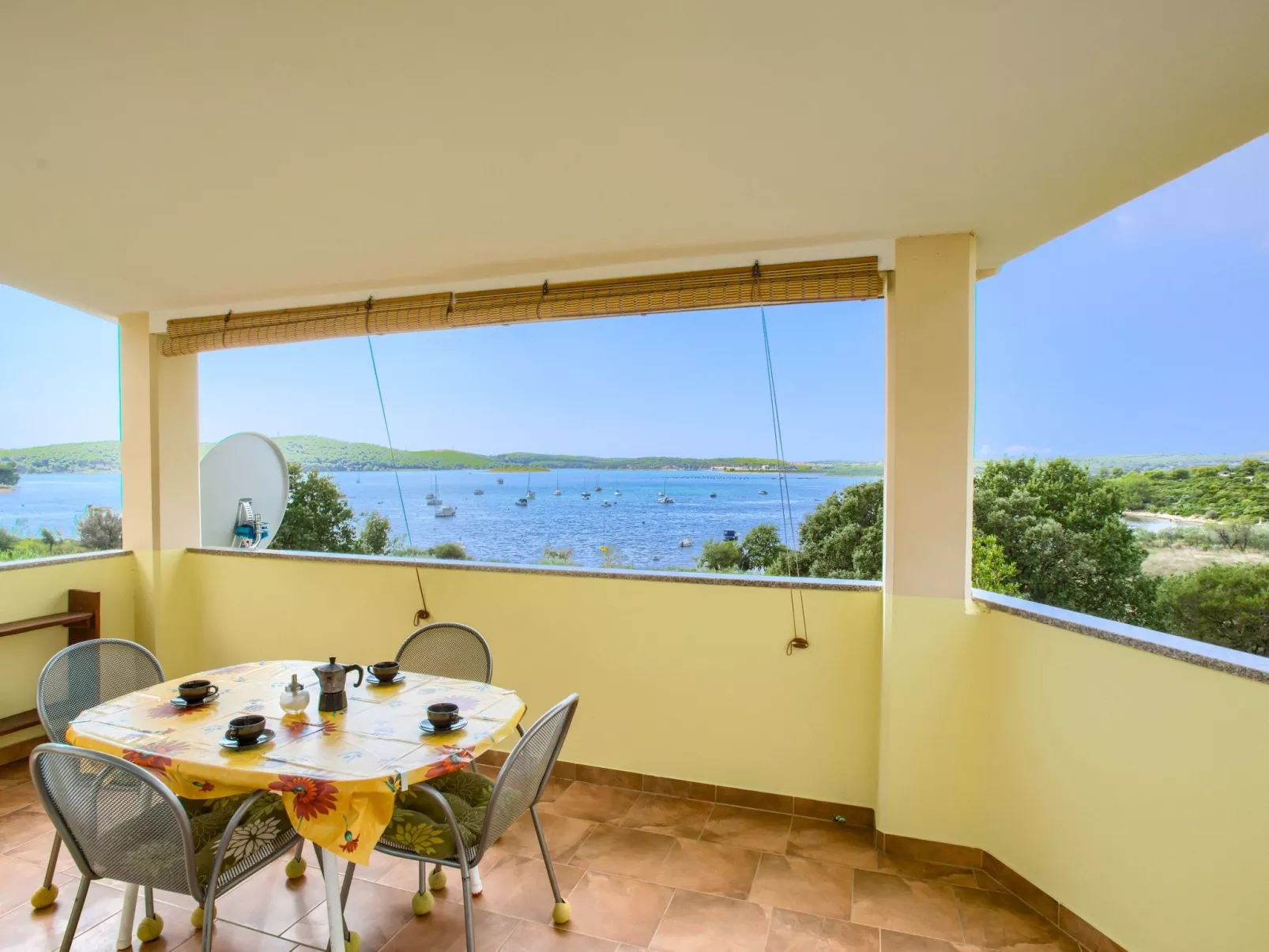 Schöne Wohnung in Medulin mit Möbliertem Balkon