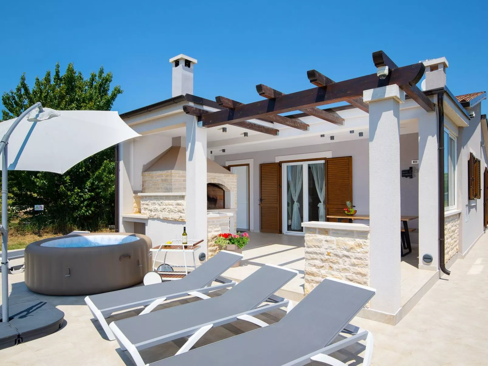 In Pomer mit Parkplatz