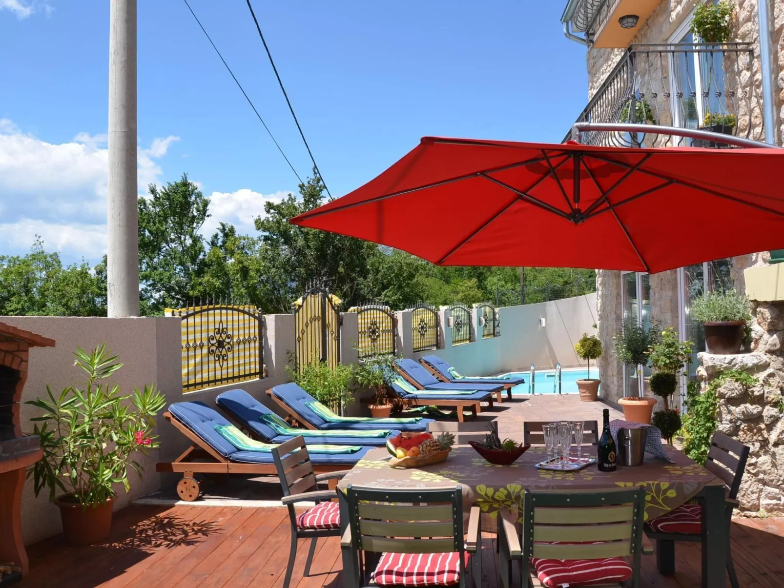 Großes Ferienhaus mit eigenem Pool und Terrasse