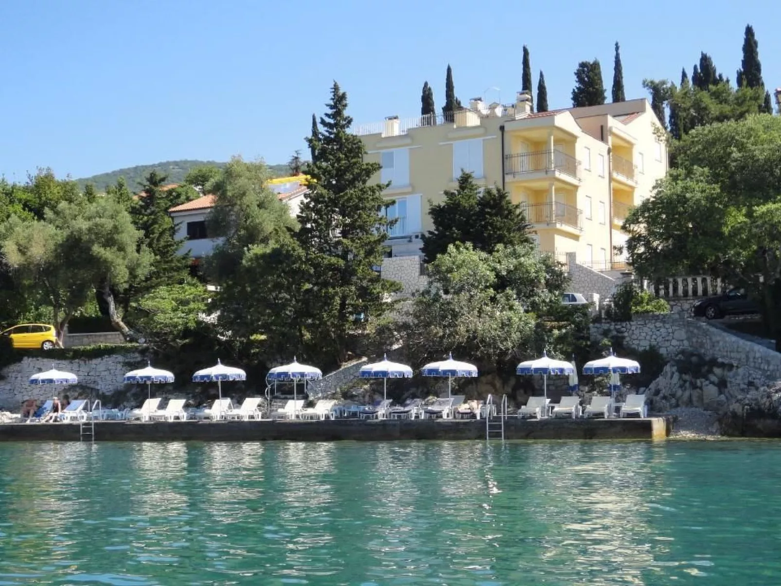 Mit Blick auf das Wasser