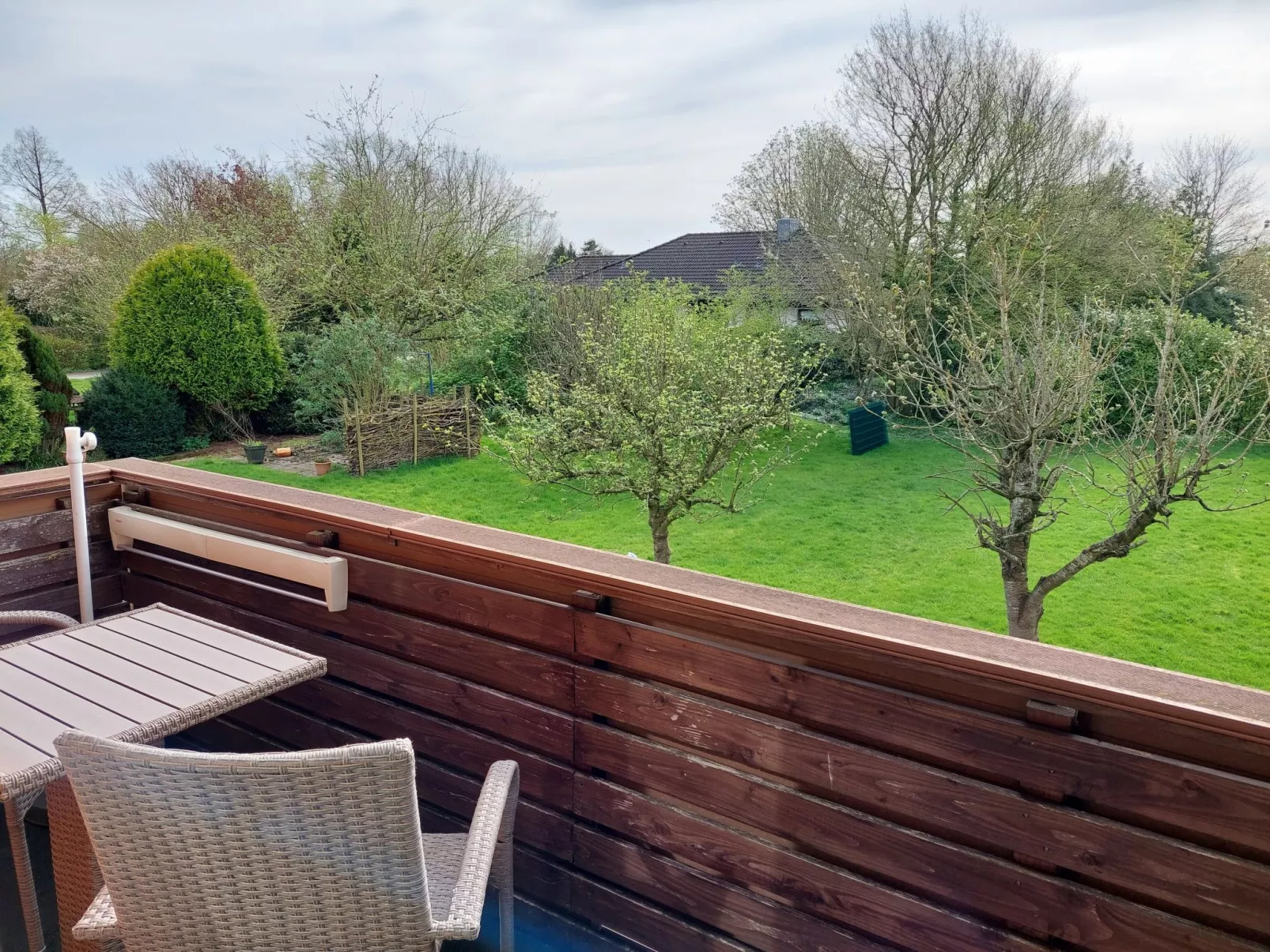 Mastkorb mit Grill und Garten