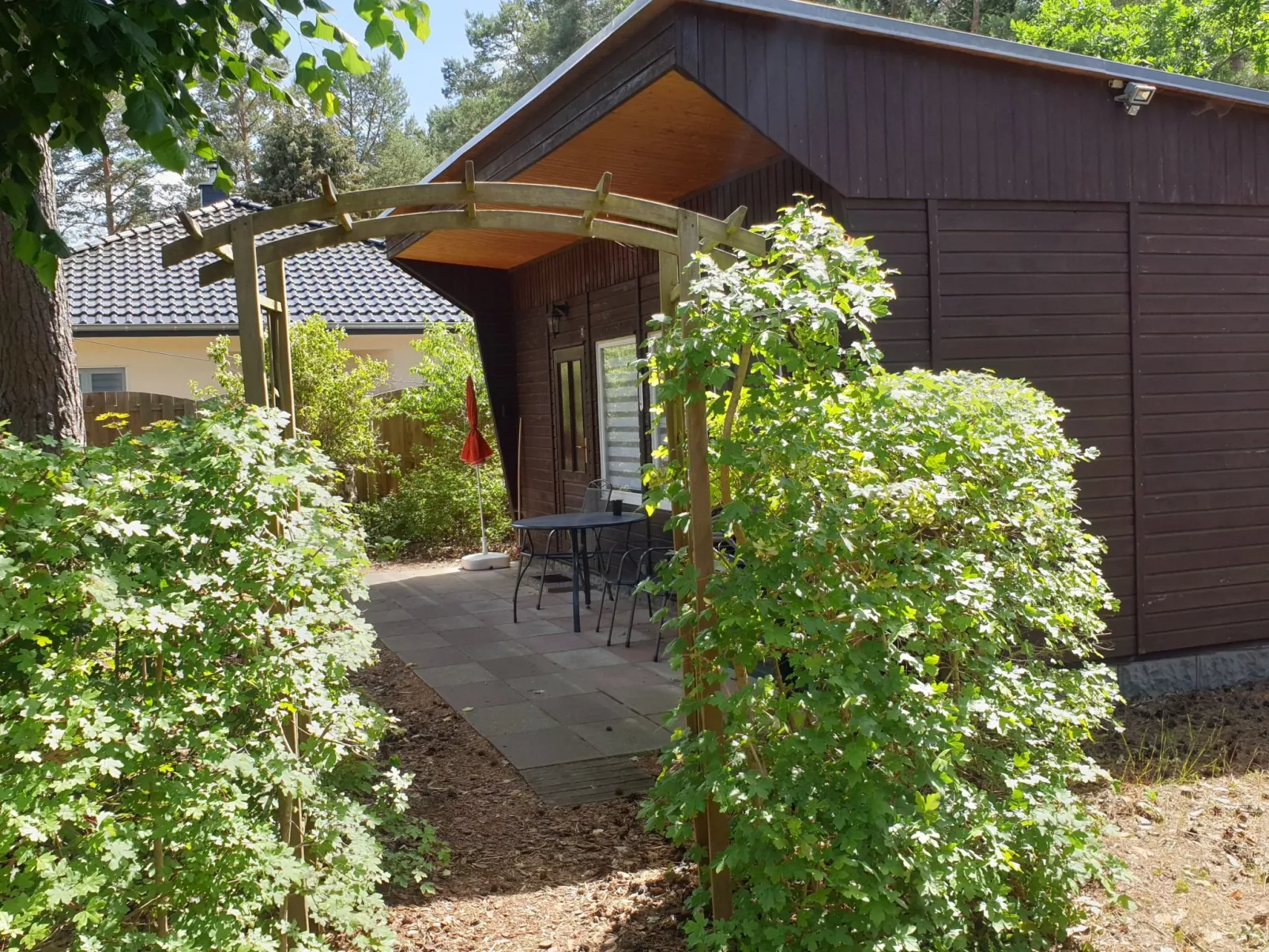 Holz-Bungalow mit Terrasse