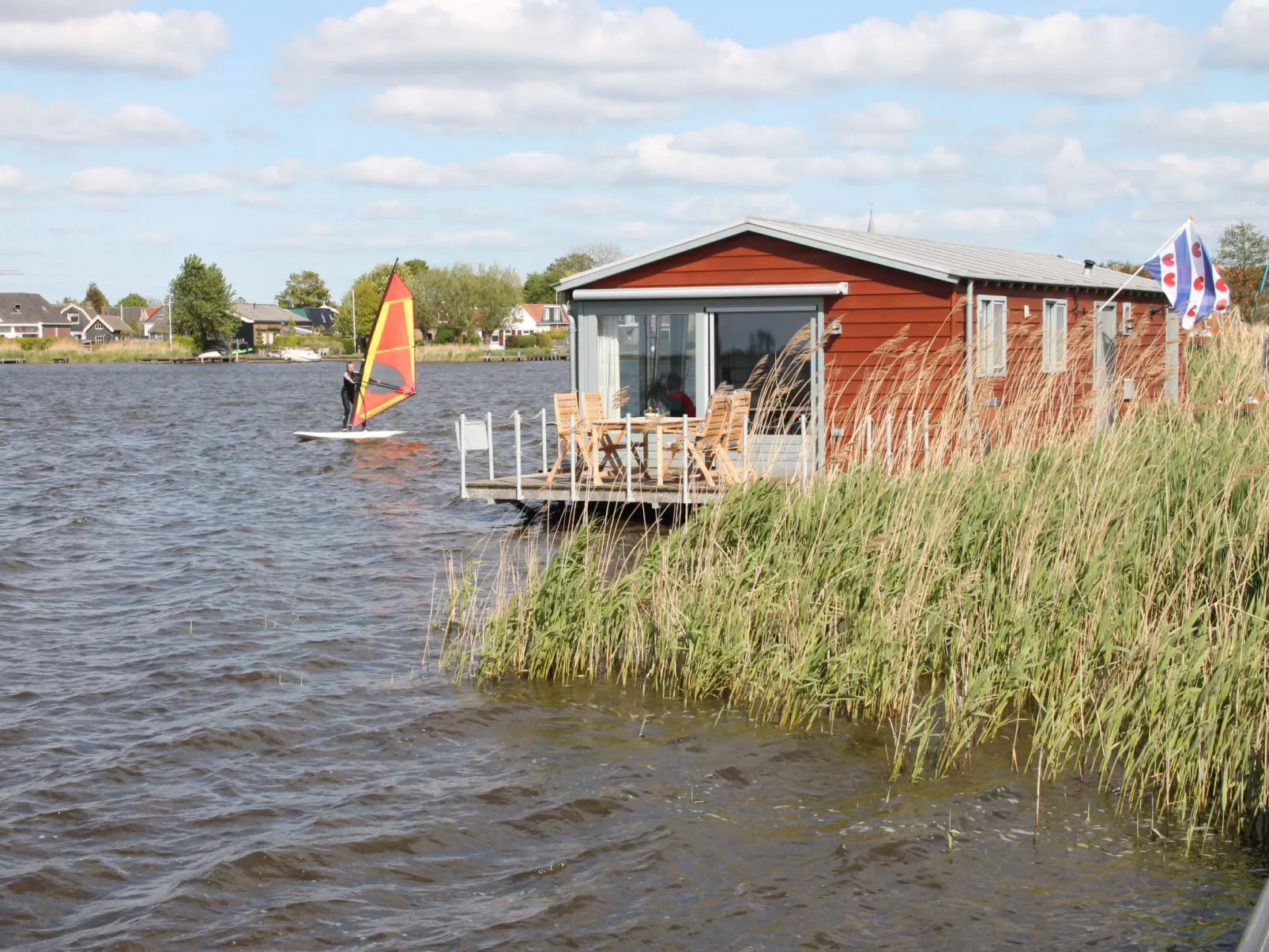 Boot "De Frijheit" mit Blick auf das Wasser
