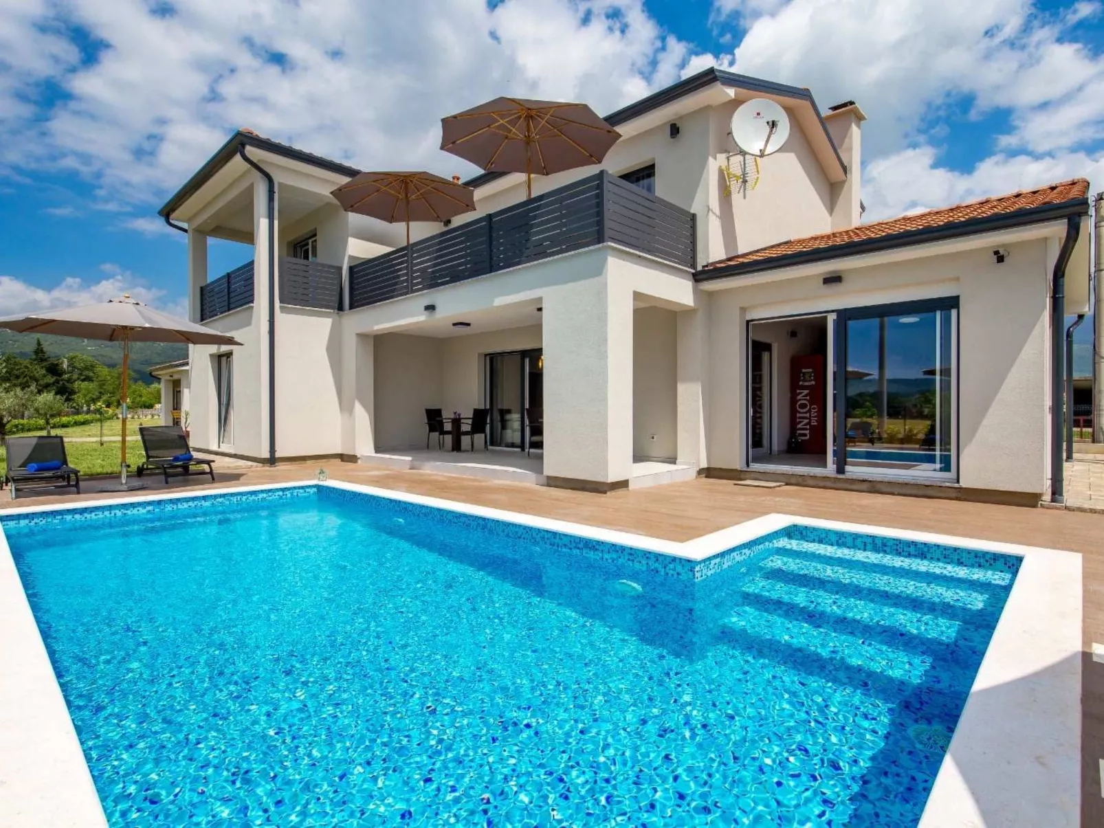 Schönes Haus für 8 Personen mit großem Schwimmbad