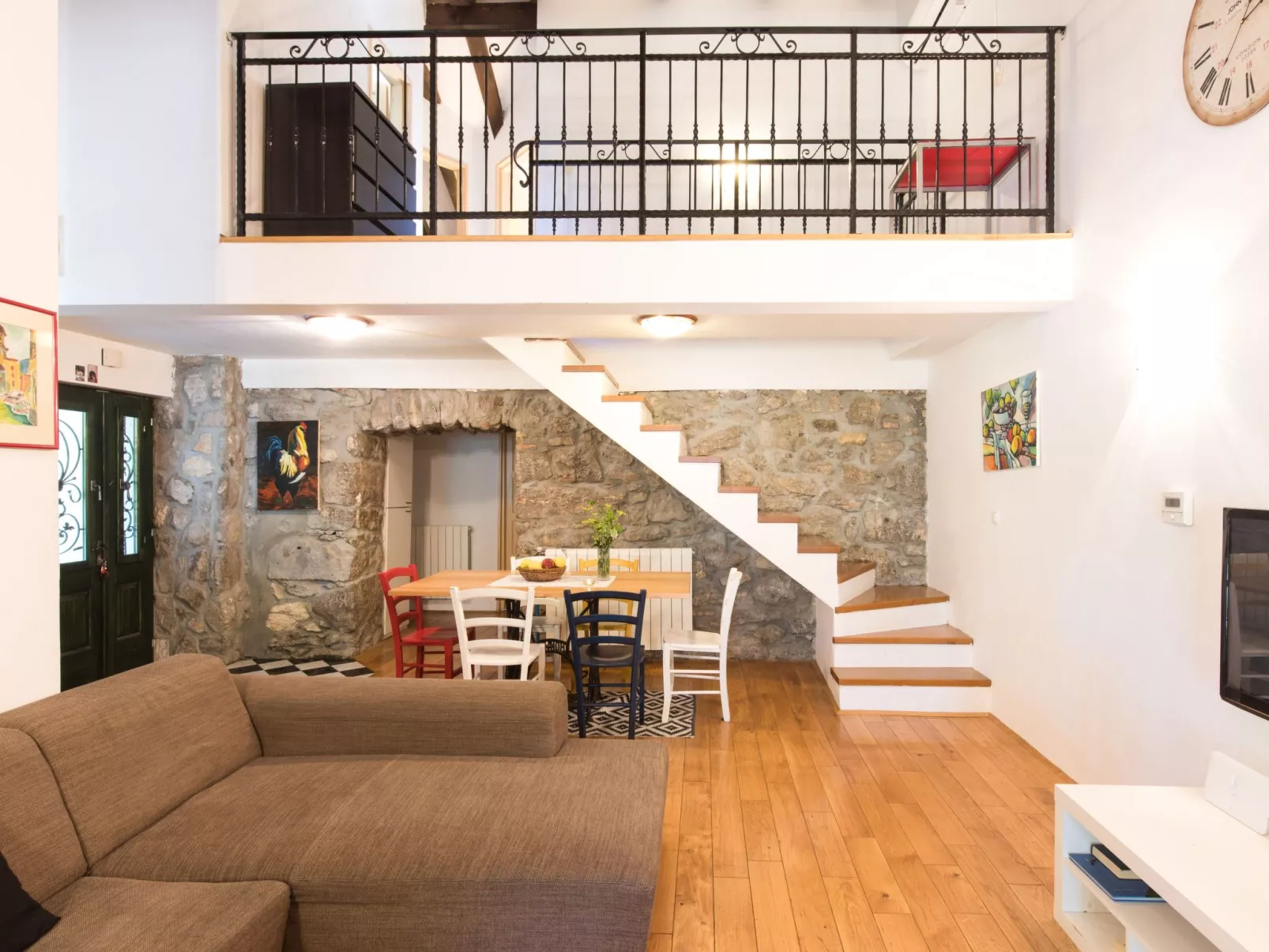 Haus mit modernem Interieur und einer alten Taverne