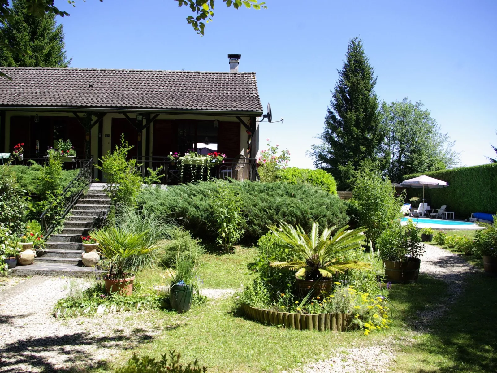 Mit Garten, Grill und Terrasse