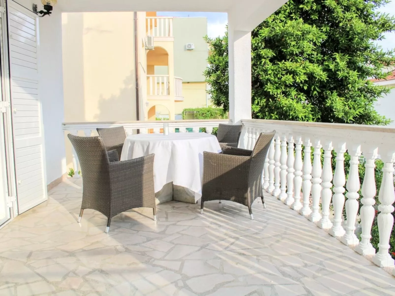 Weiße Idylle auf dem blauen Meer