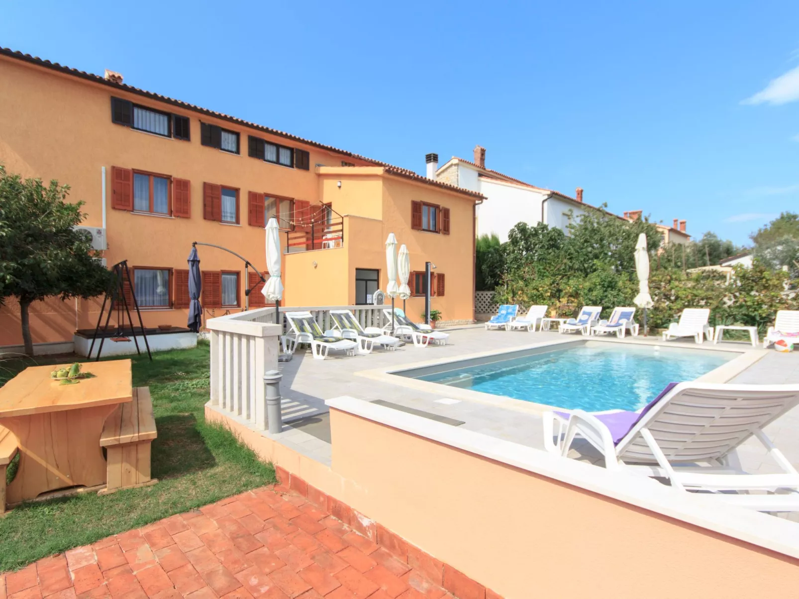 Haus in Vinkuran mit Pool und Bergblick