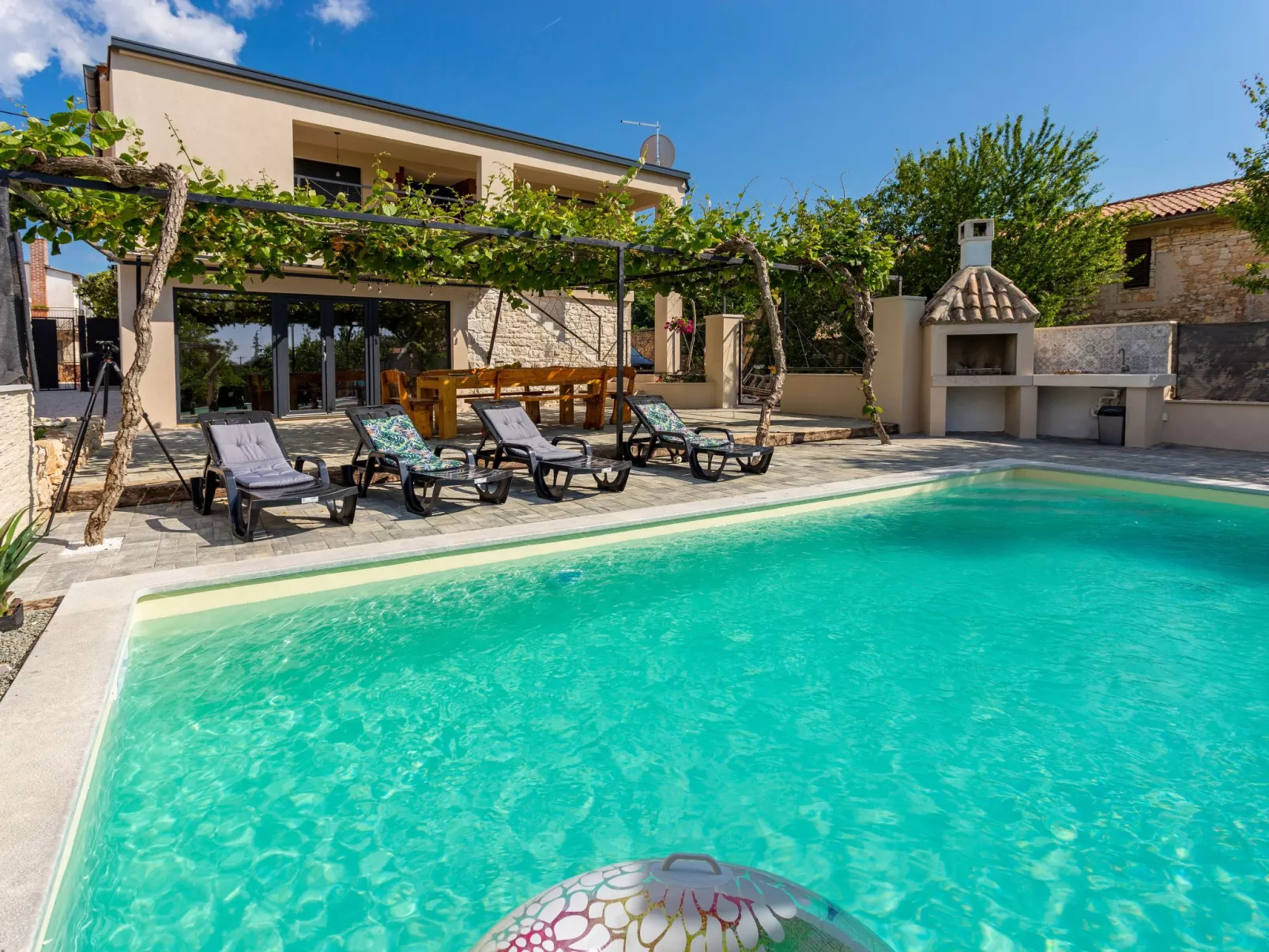 Schönes Ferienhaus in Modrusani mit Großem Garten