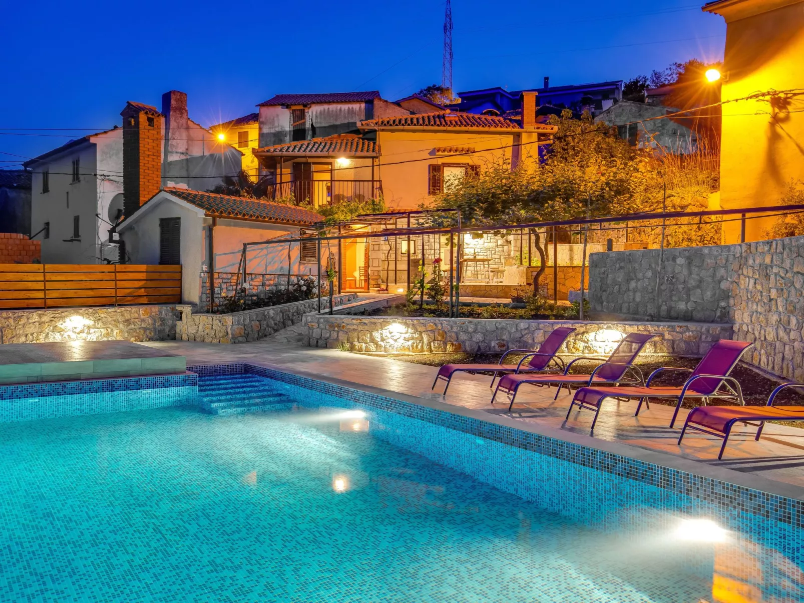 Mit großem Garten und Pool