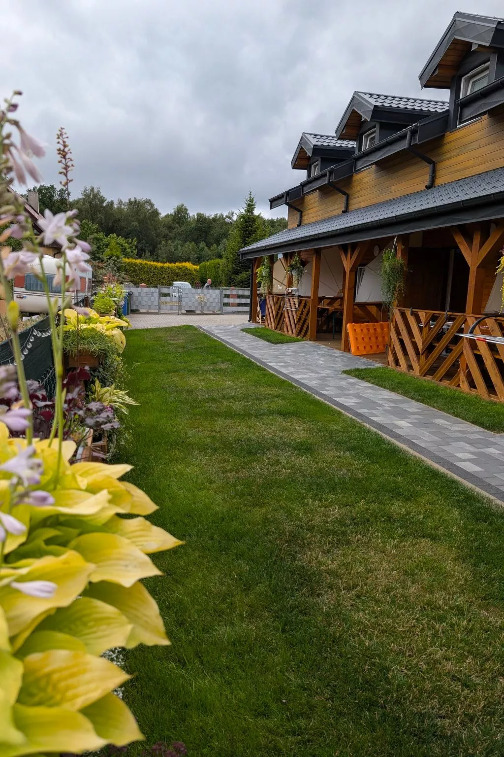 Trebor"-Häuser in einem eingezäunten Gebiet