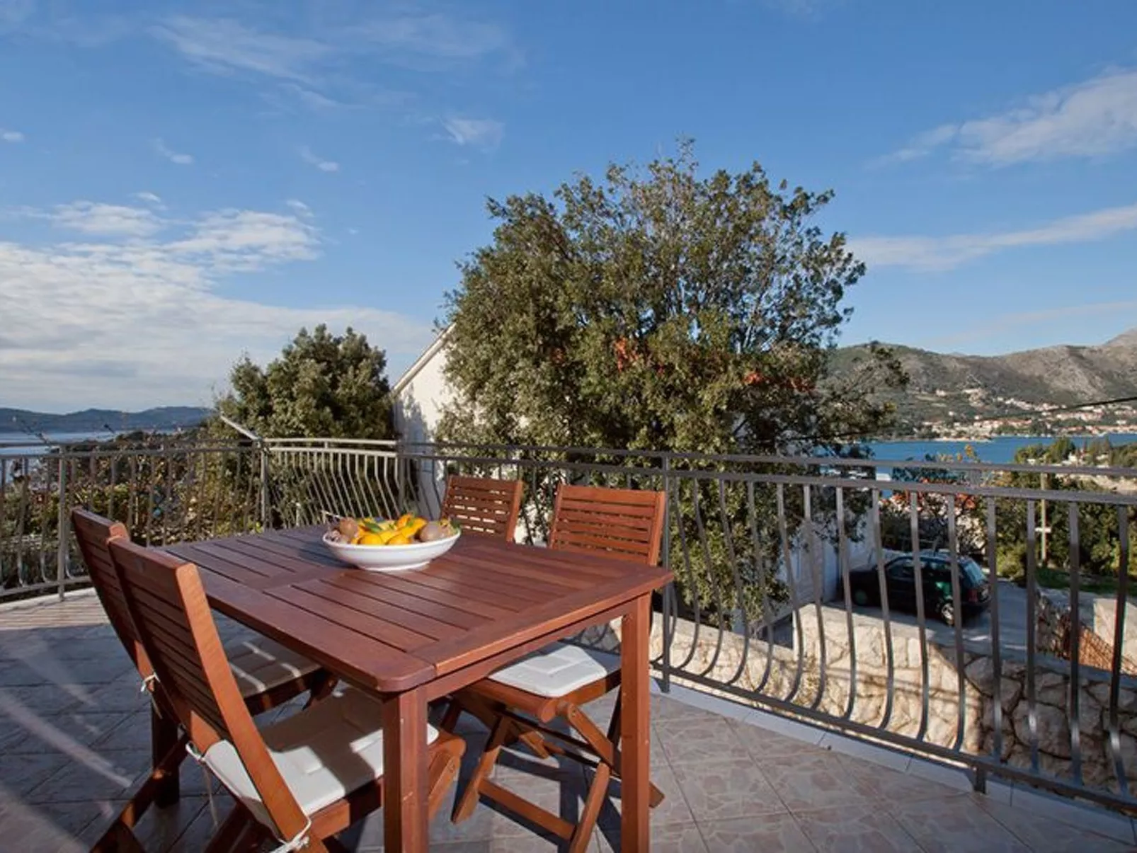 Mélanie im Erdgeschoss einer Villa in Strandnähe