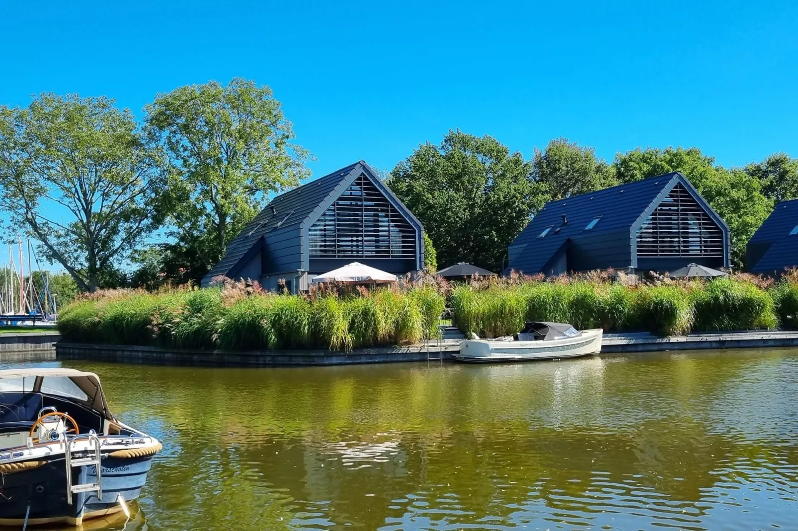 Watervilla Twa-Buitenkant zomer