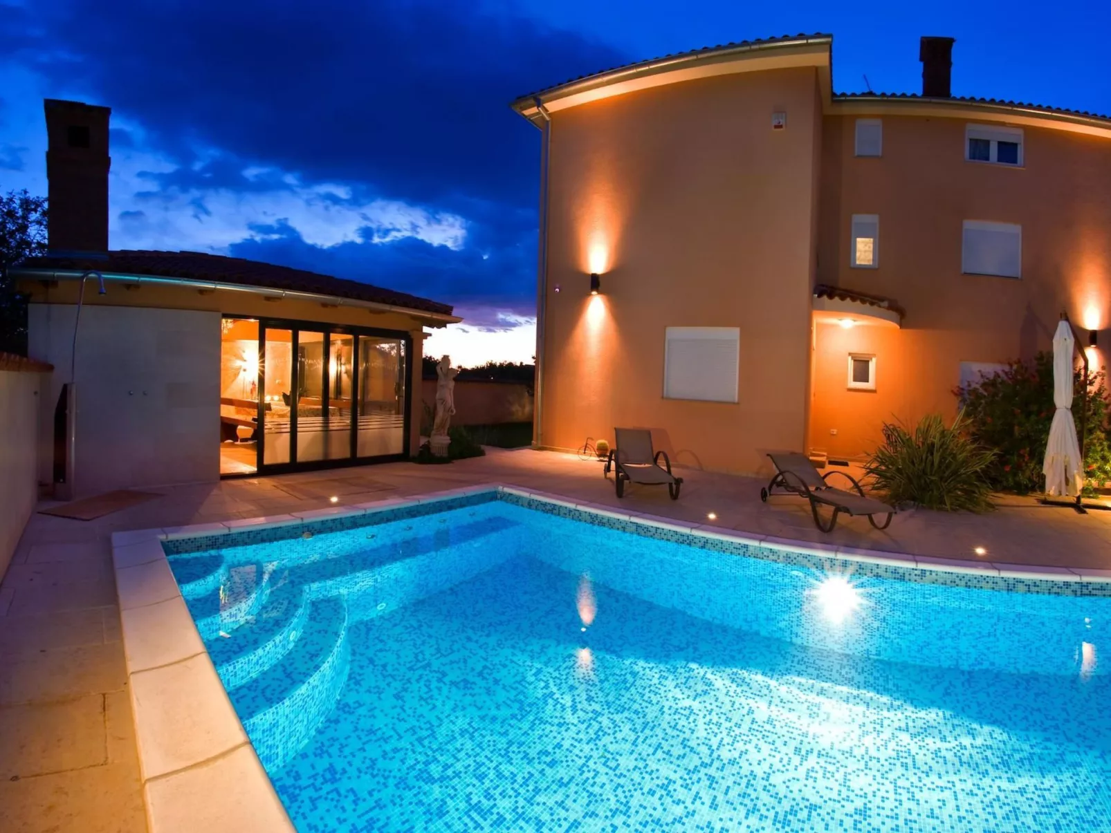 Geräumige Ferienwohnung für vier Personen mit Balkon und Meerblick