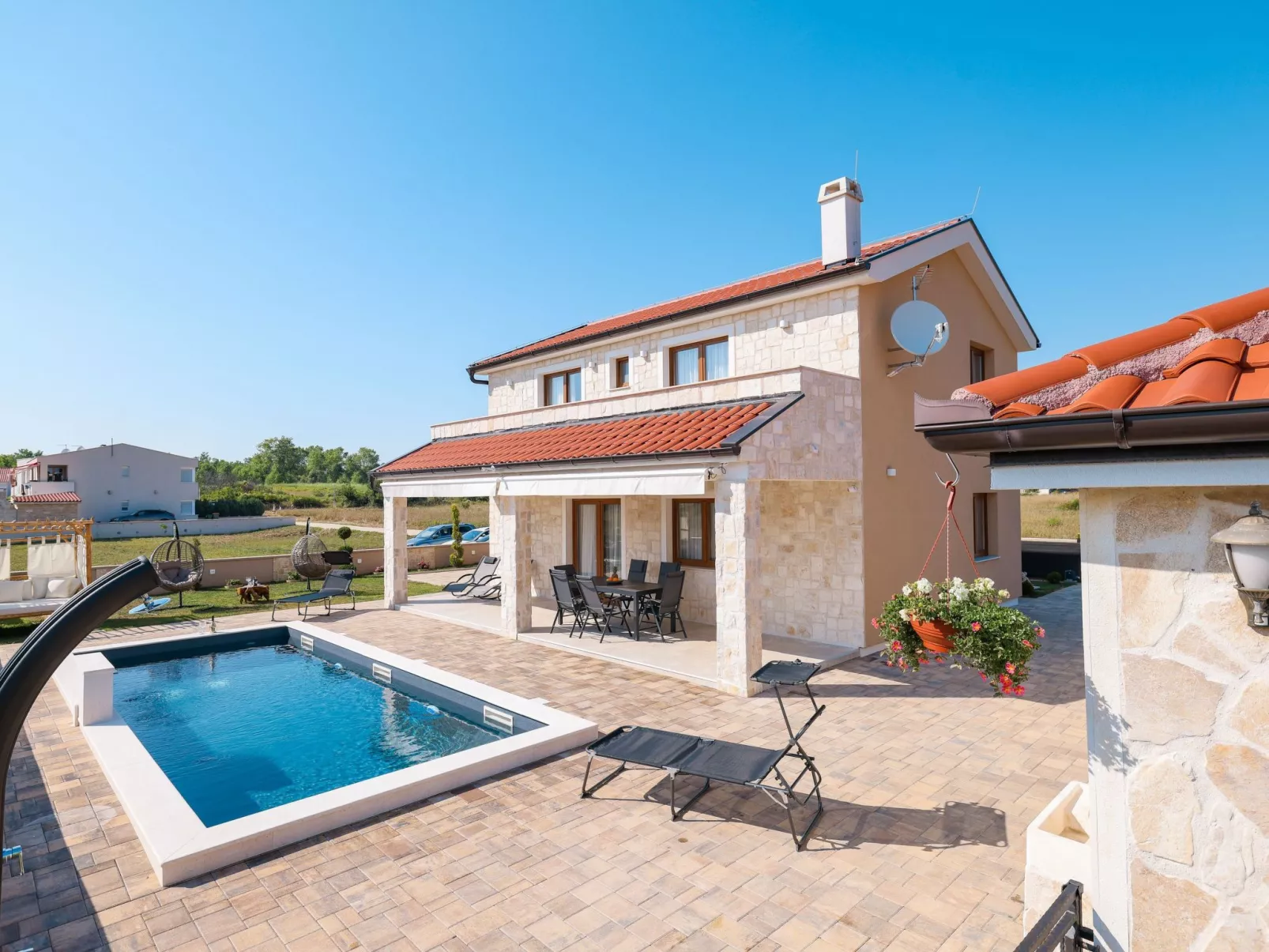 Villa mit beheiztem Pool in der Nähe des Meeres-TA Leut Agency