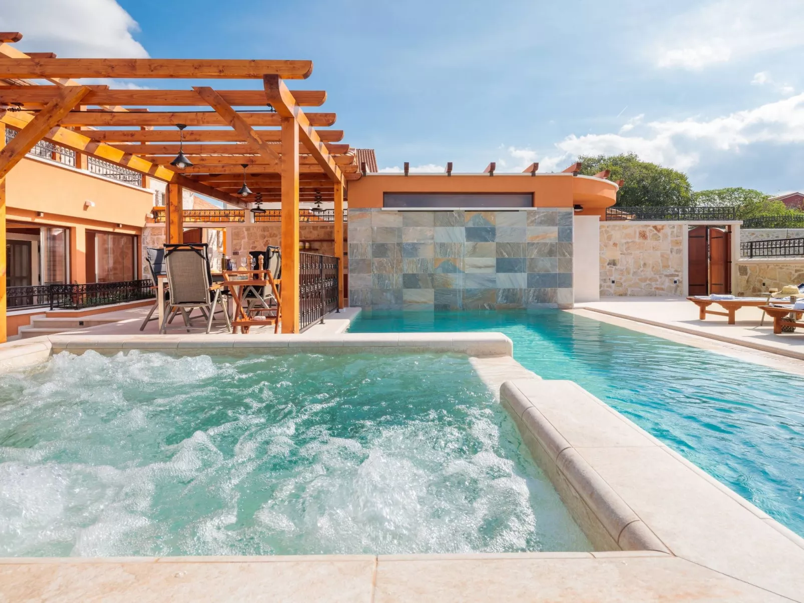 Die Höfe der Villa Ivan