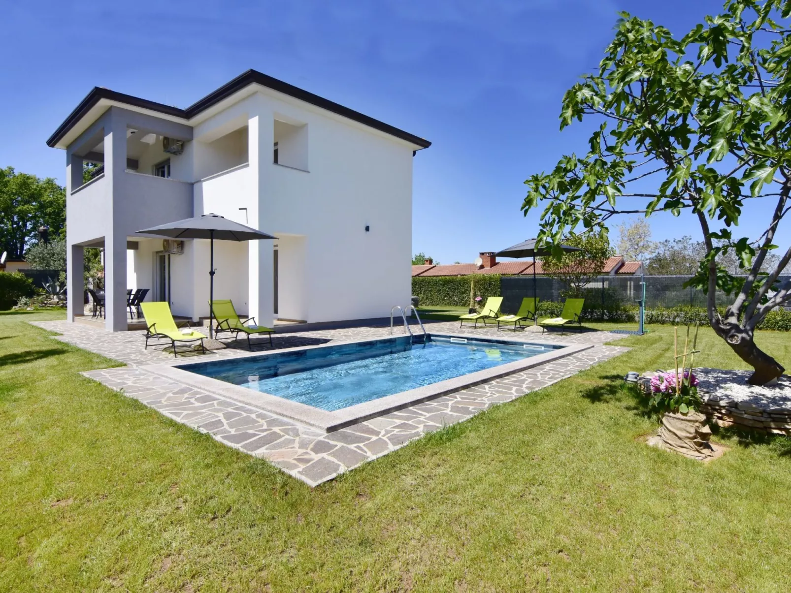 Apartment 2 in einer neuen Villa mit Pool in ruhiger Lage