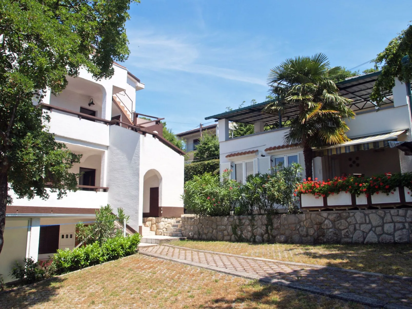 Mit einer überdachten Terrasse