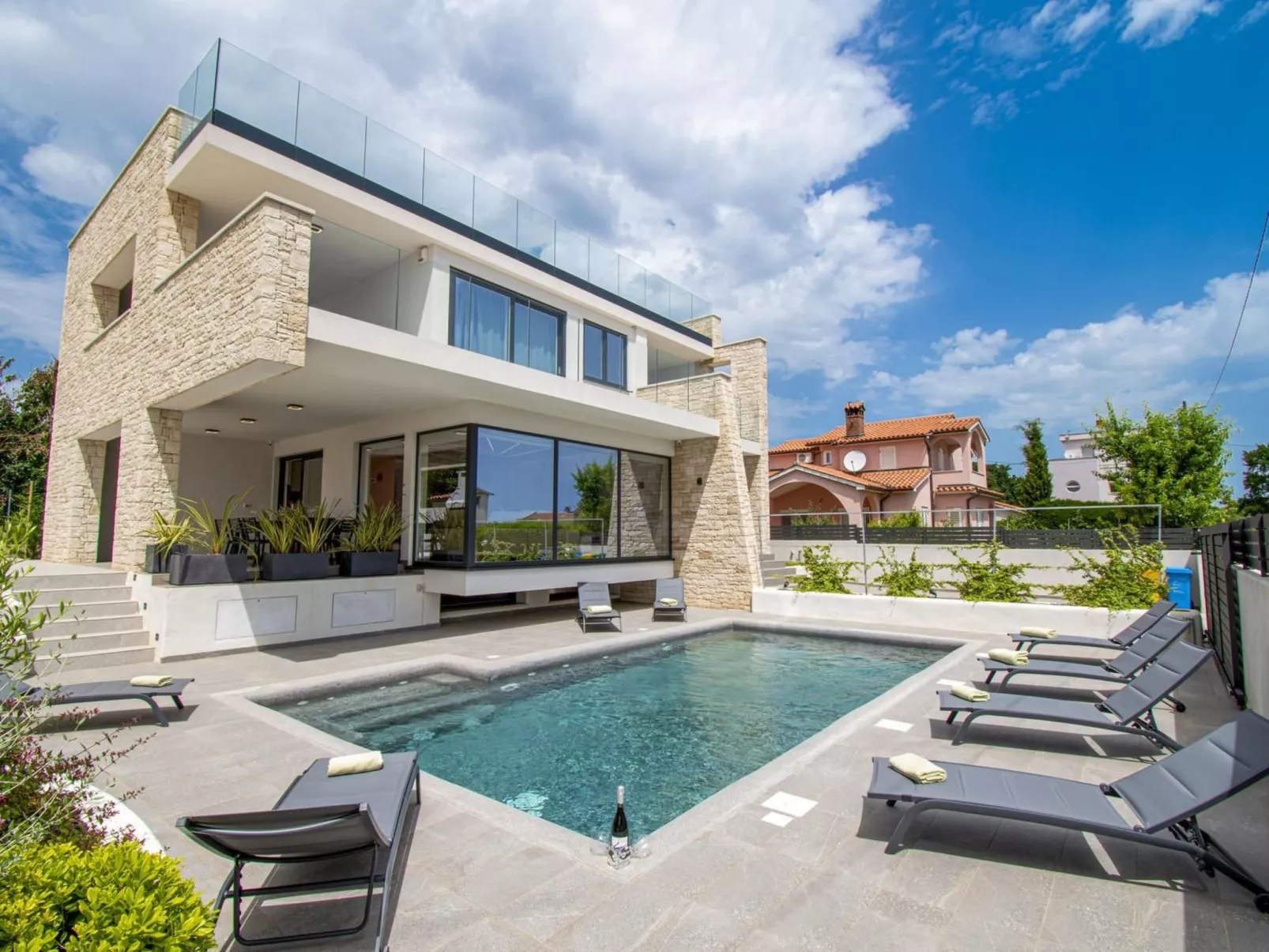 Schöne Villa im Dorf Ližnjan