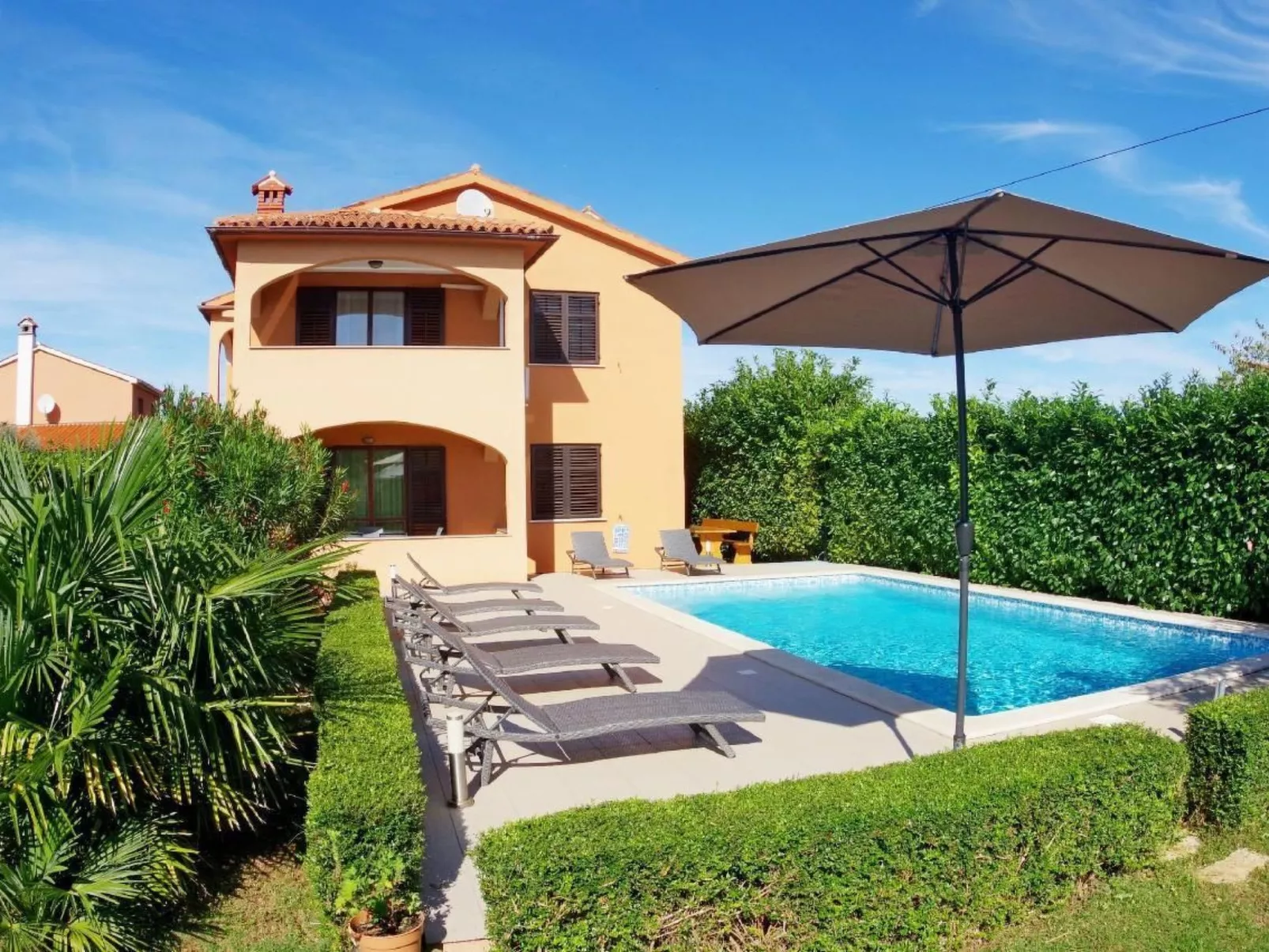 Mit privatem Pool und Garten