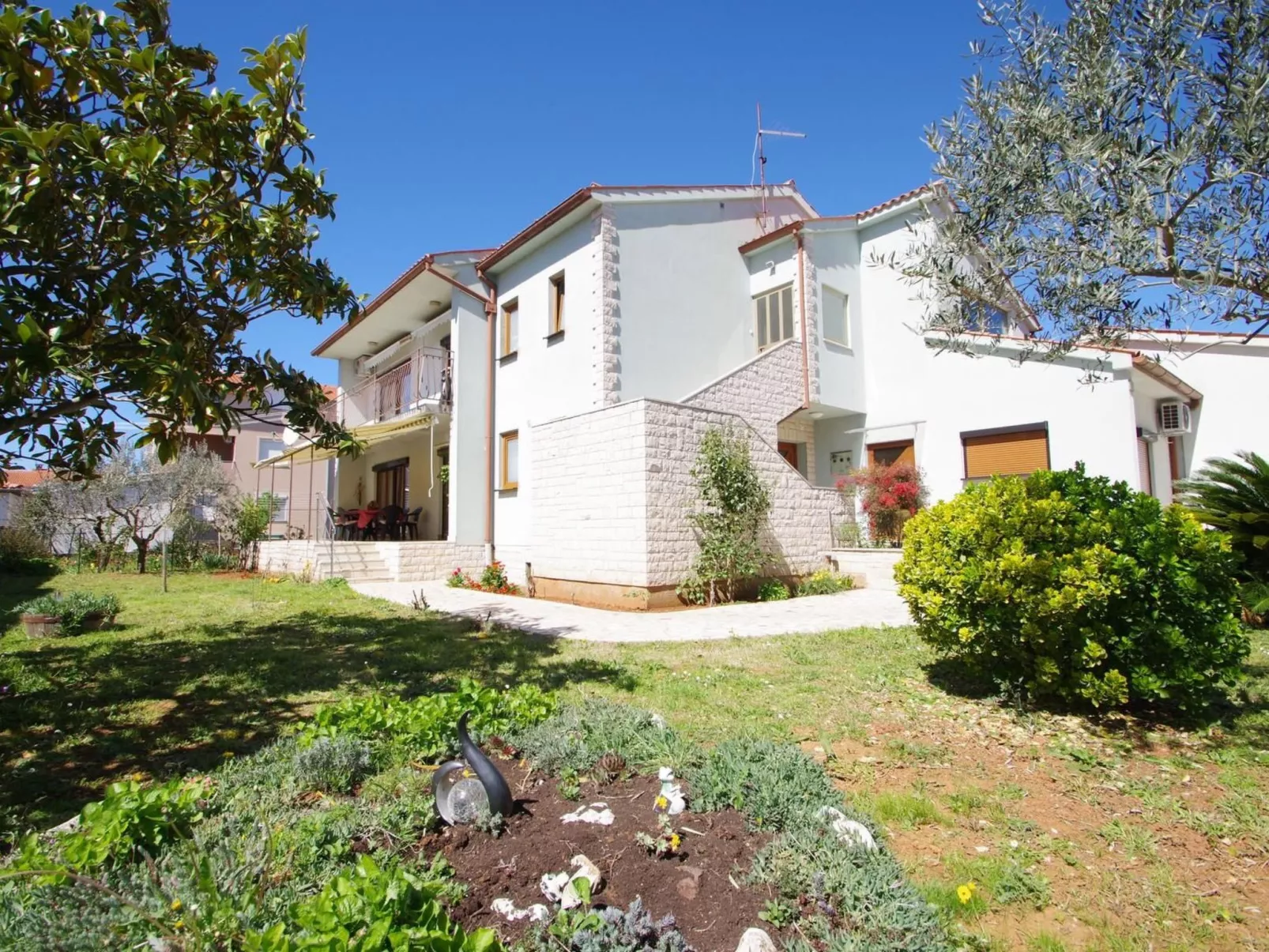 Geräumige Wohnung mit schöner Terrasse und Garten