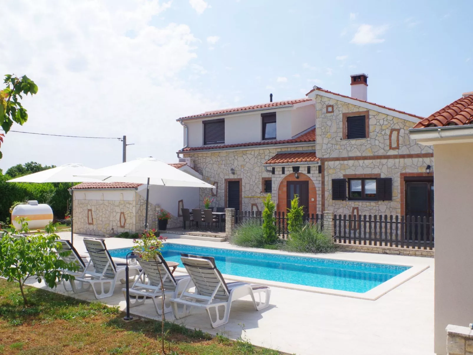 Geräumiges Ferienhaus mit 4 Schlafzimmern und privatem Pool