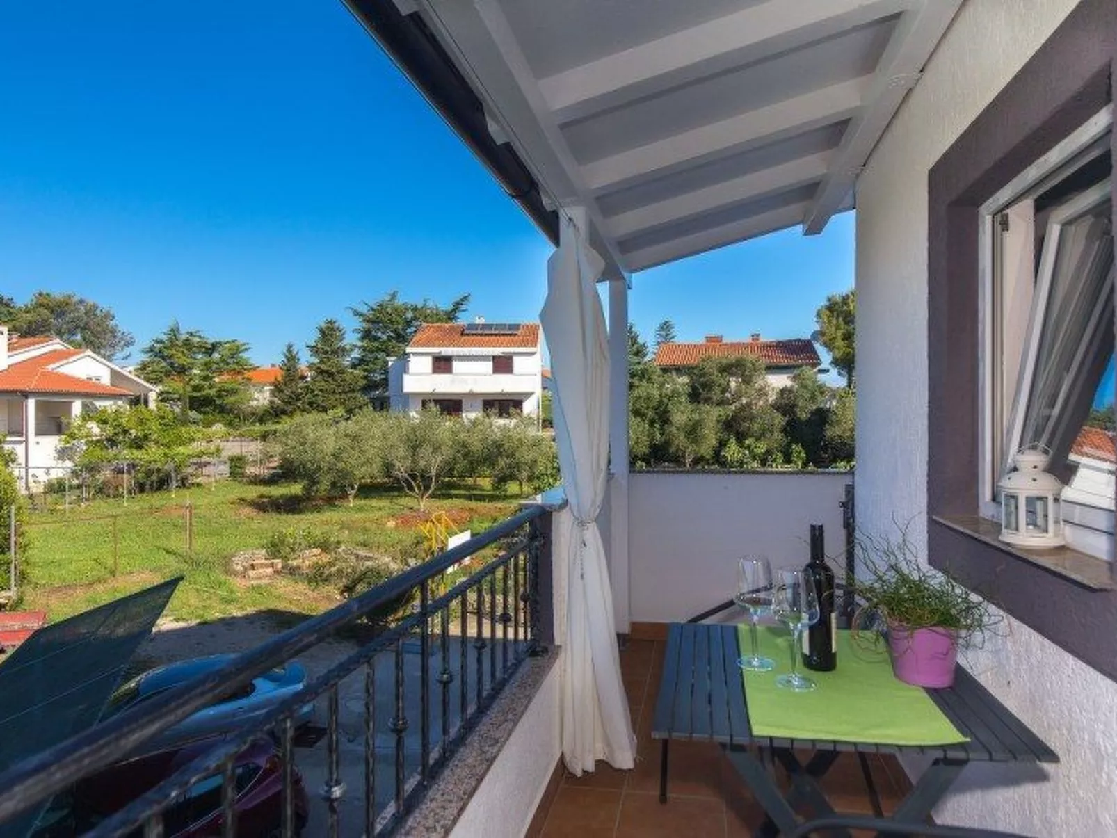 Apartment mit einem kleinen Wohn- und Essbereich und Schlafzimmer