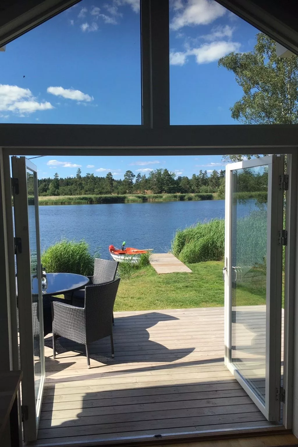 Holzhaus mit Terrasse, direkt an einer Bucht